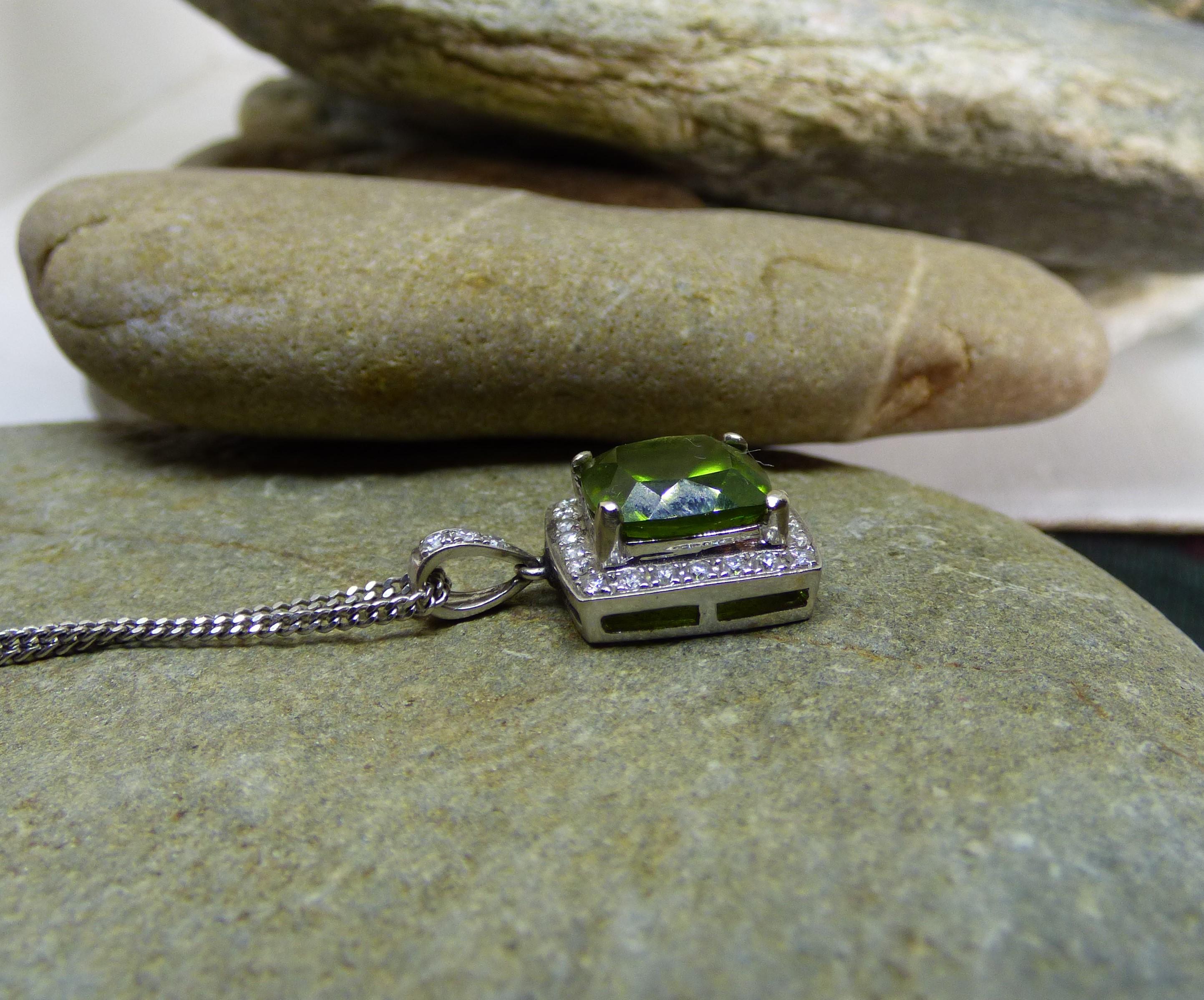 4.5ct. Cushion Cut Peridot and Diamond Pendant in 14K White Gold. In New Condition For Sale In Dublin, IE
