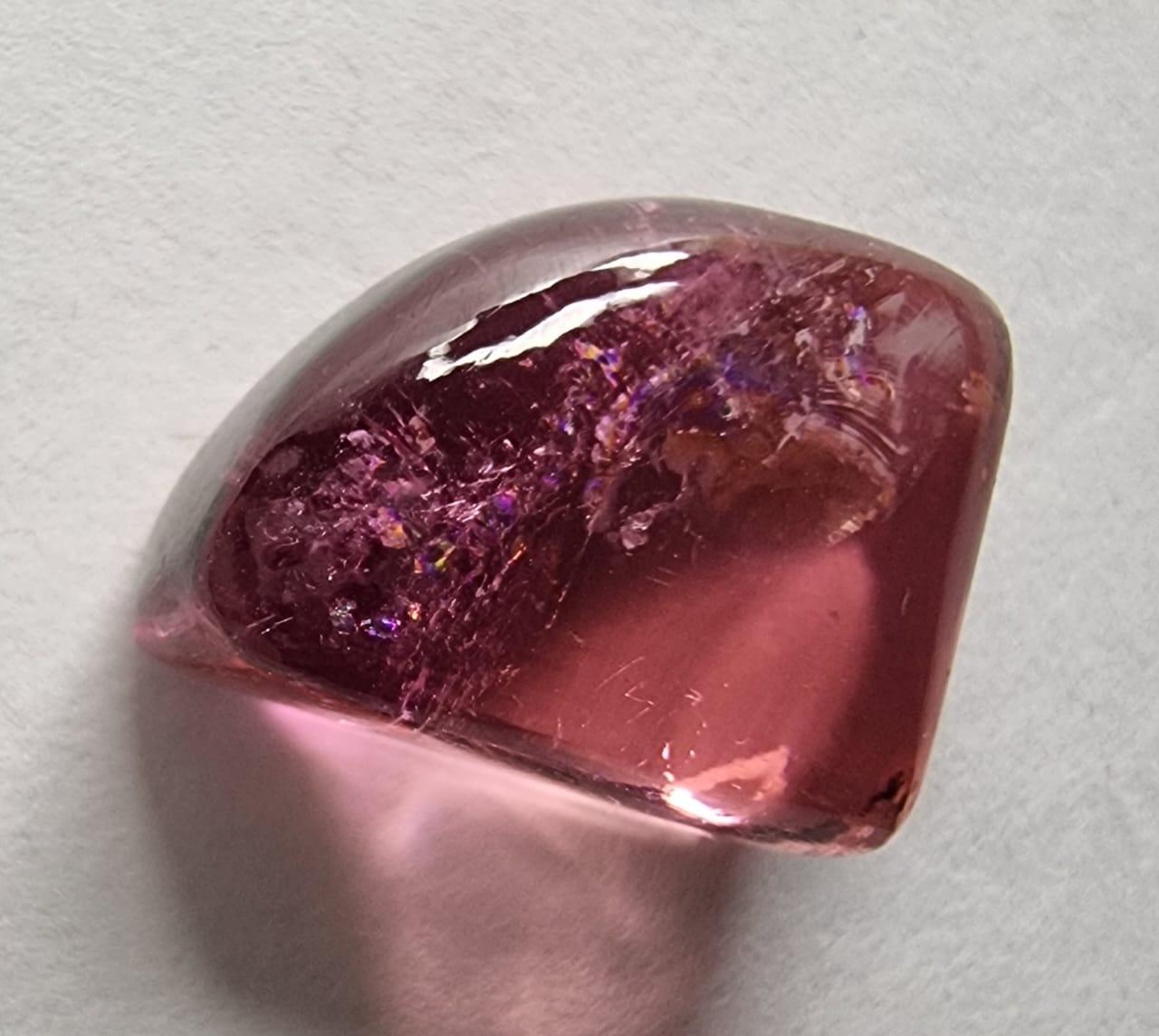  Immergiti nell'incantevole bellezza di questa tormalina rosa naturale da 4,5 carati, tagliata su misura in una forma cabochon liscia. Questa gemma presenta una vibrante tonalità rosa, perfetta per creare gioielli su misura che siano eleganti e