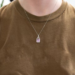 Colgante de Kunzita de 4,5Ct con Acentos de Diamantes Extraídos de la Tierra: Oro 14K, 10x8mm