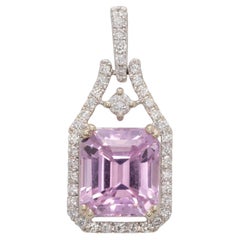 Colgante de Kunzita de 4,5Ct con Acentos de Diamantes Extraídos de la Tierra: Oro 14K, 10x8mm