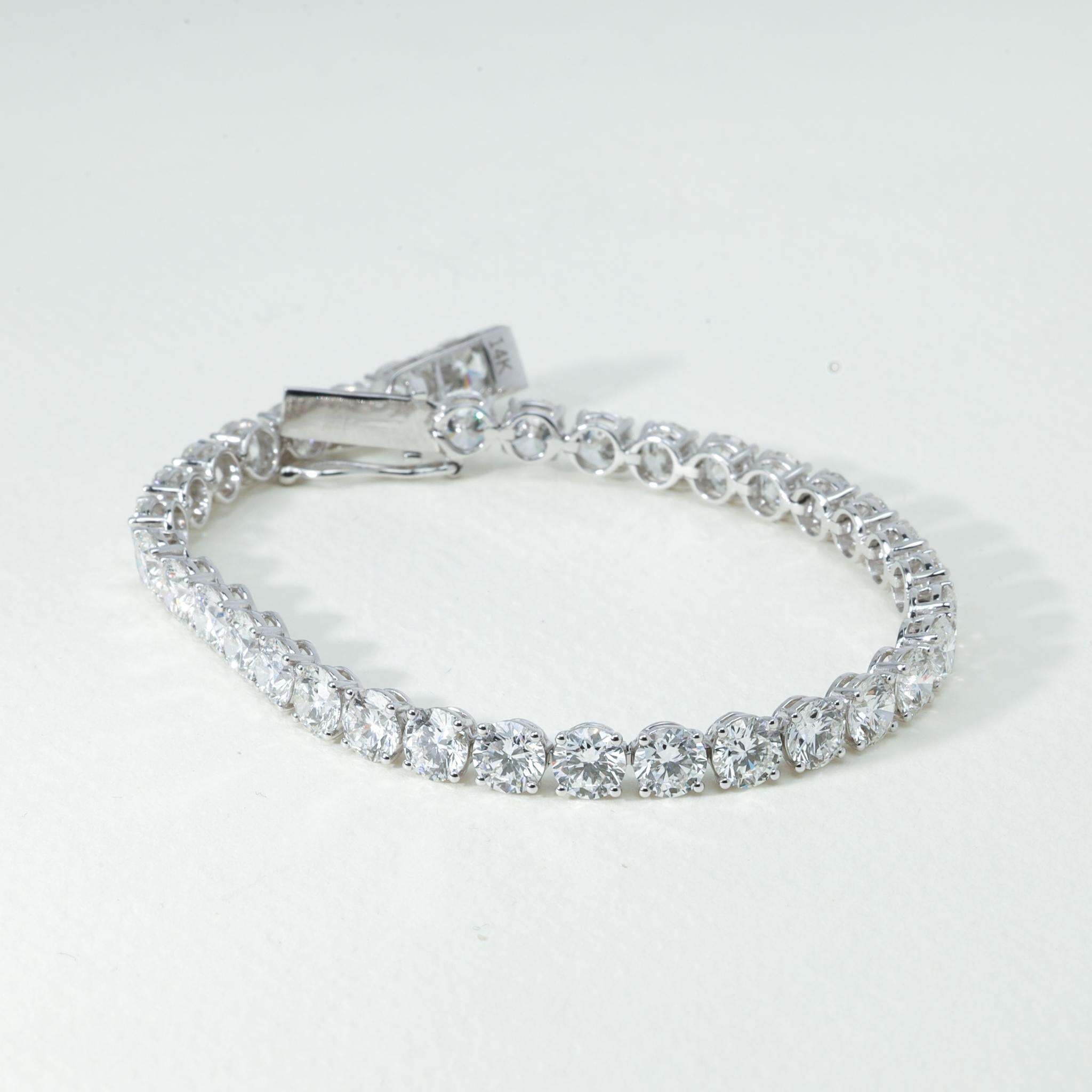 Beschreibung des Produkts:
Eleganz in Bewegung. Dieses diamantene Unisex-Tennisarmband mit 4,5 Karat fängt die Essenz von zeitlosem Luxus mit einer raffinierten modernen Note ein. Die sorgfältig aufeinander abgestimmten natürlichen Diamanten im