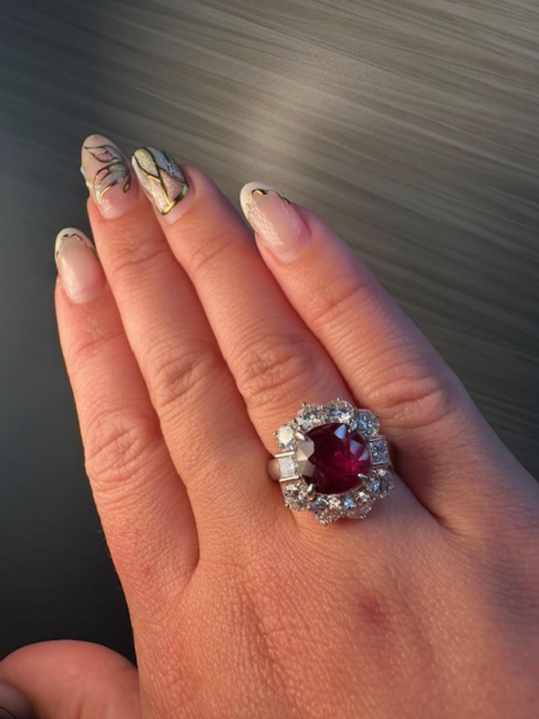 Unico anello con diamante bianco e rubino centrale da 4,45 carati in oro 18 carati. Una straordinaria fusione di eleganza senza tempo e design audace. Questo squisito anello presenta una vivida pietra centrale di rubino naturale, che emana ricche