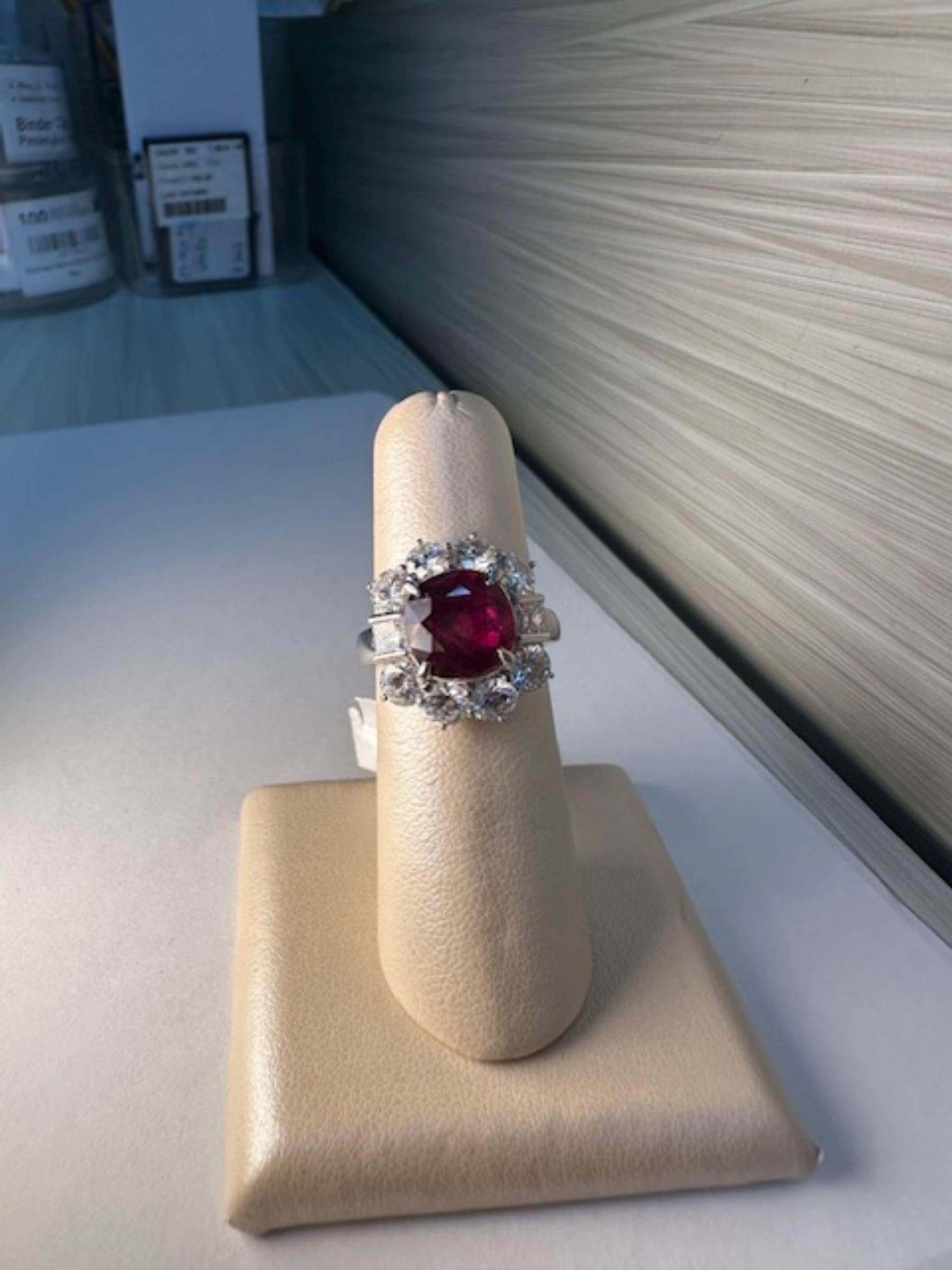Contemporaneo Anello ovale con rubino naturale 4,5ct 18KY in vendita