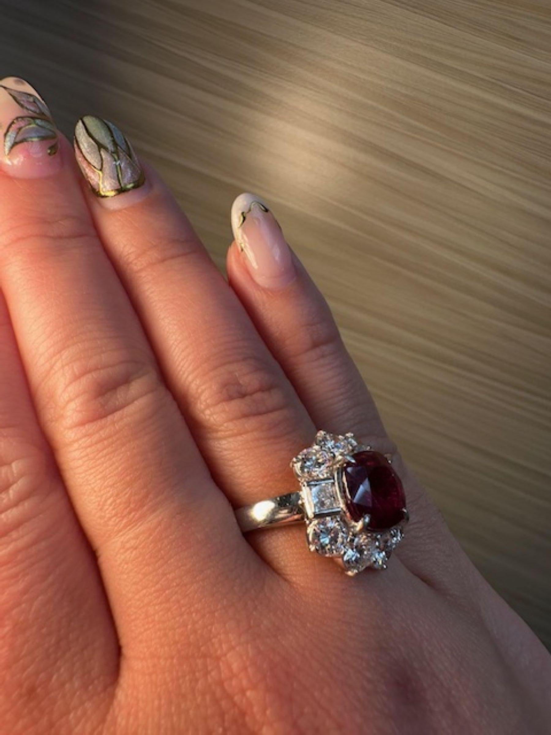 Taglio rotondo Anello ovale con rubino naturale 4,5ct 18KY in vendita