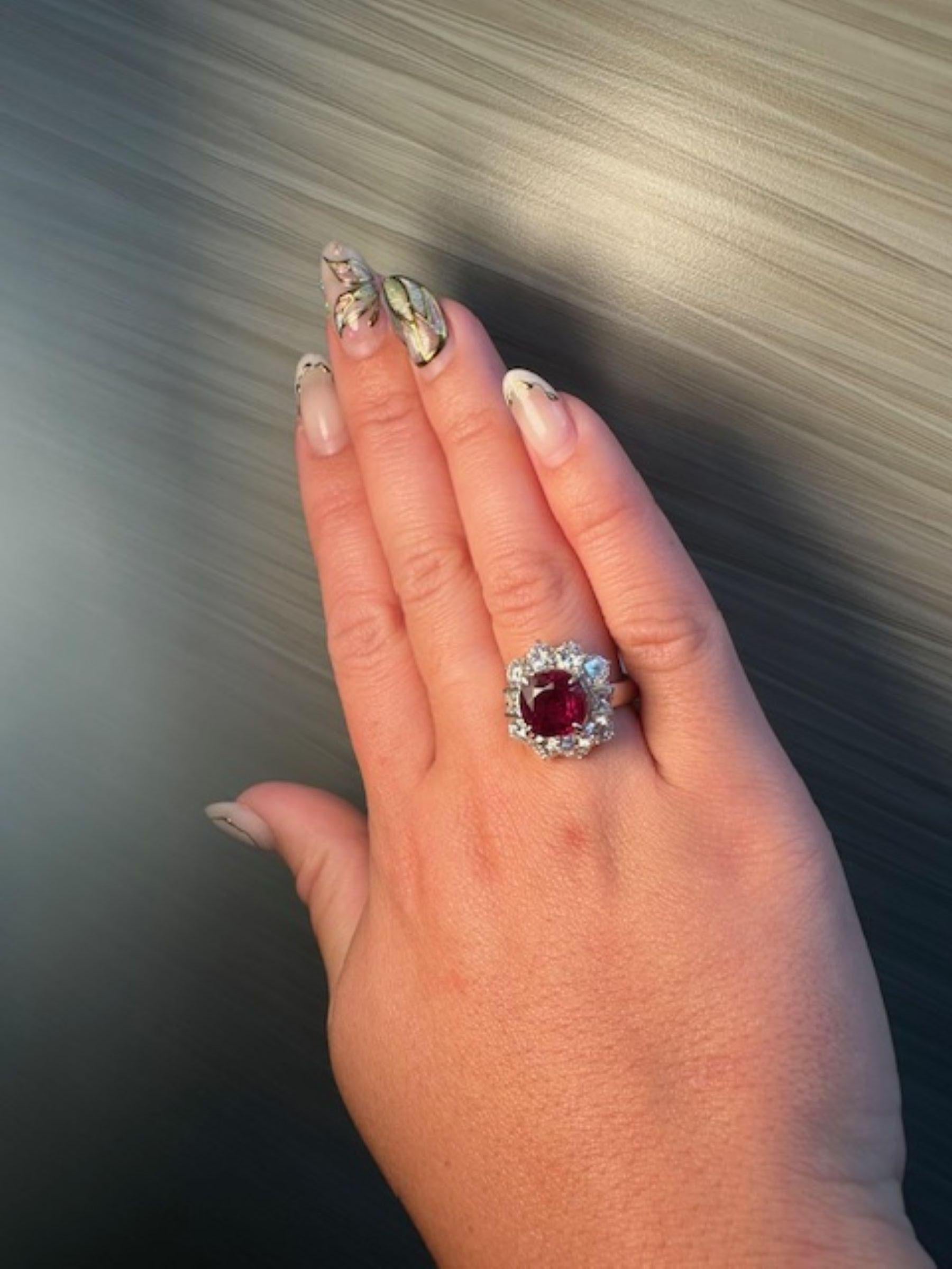 Anello ovale con rubino naturale 4,5ct 18KY In condizioni Nuovo in vendita a Miami, FL