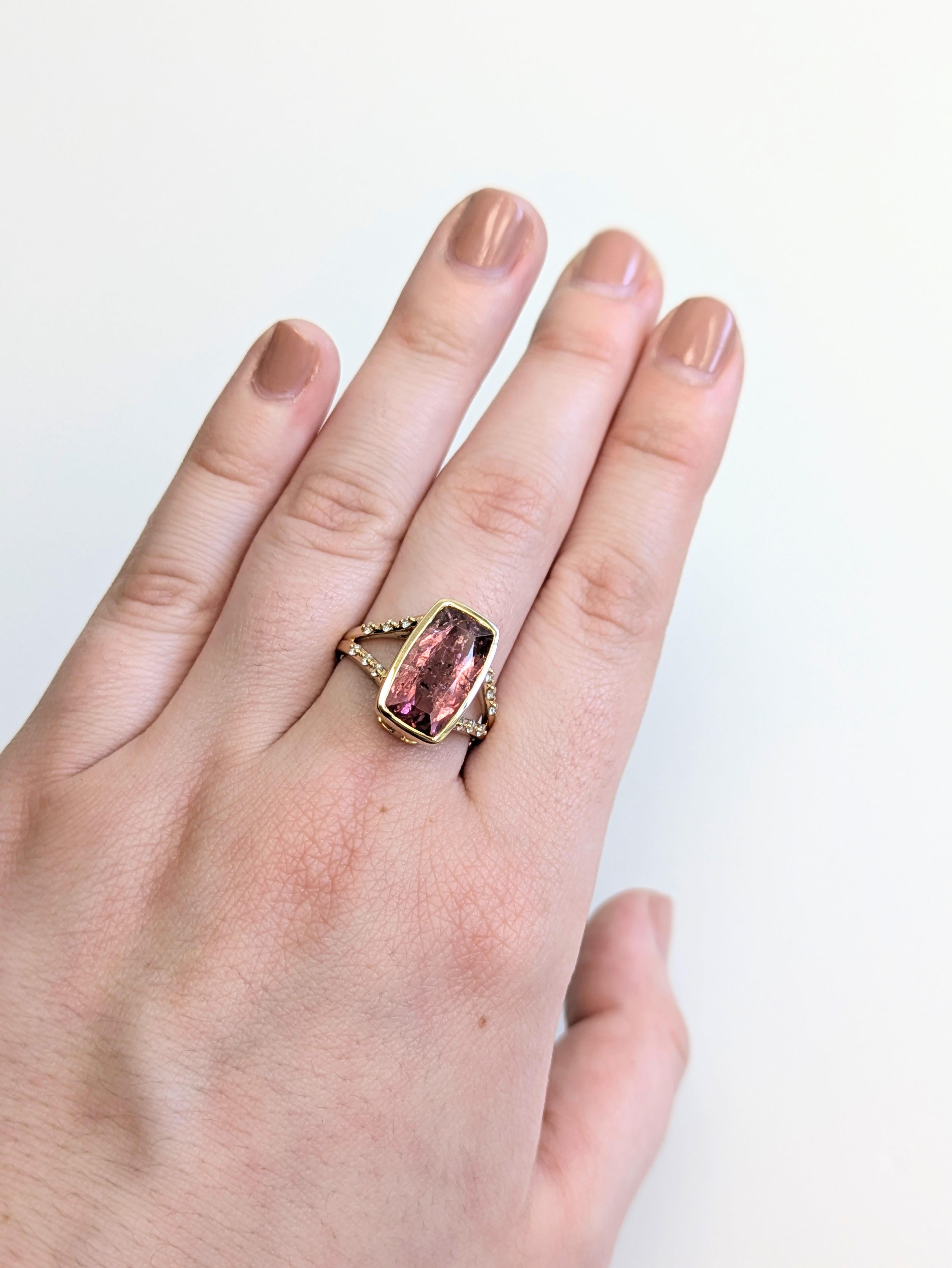 Cette bague de 4,5 carats de tourmaline rose, sertie dans de l'or massif 14 carats, est à la fois audacieuse et gracieuse. La pierre centrale vibrante est accentuée par des diamants naturels étincelants, minés par la terre, le long d'un anneau de