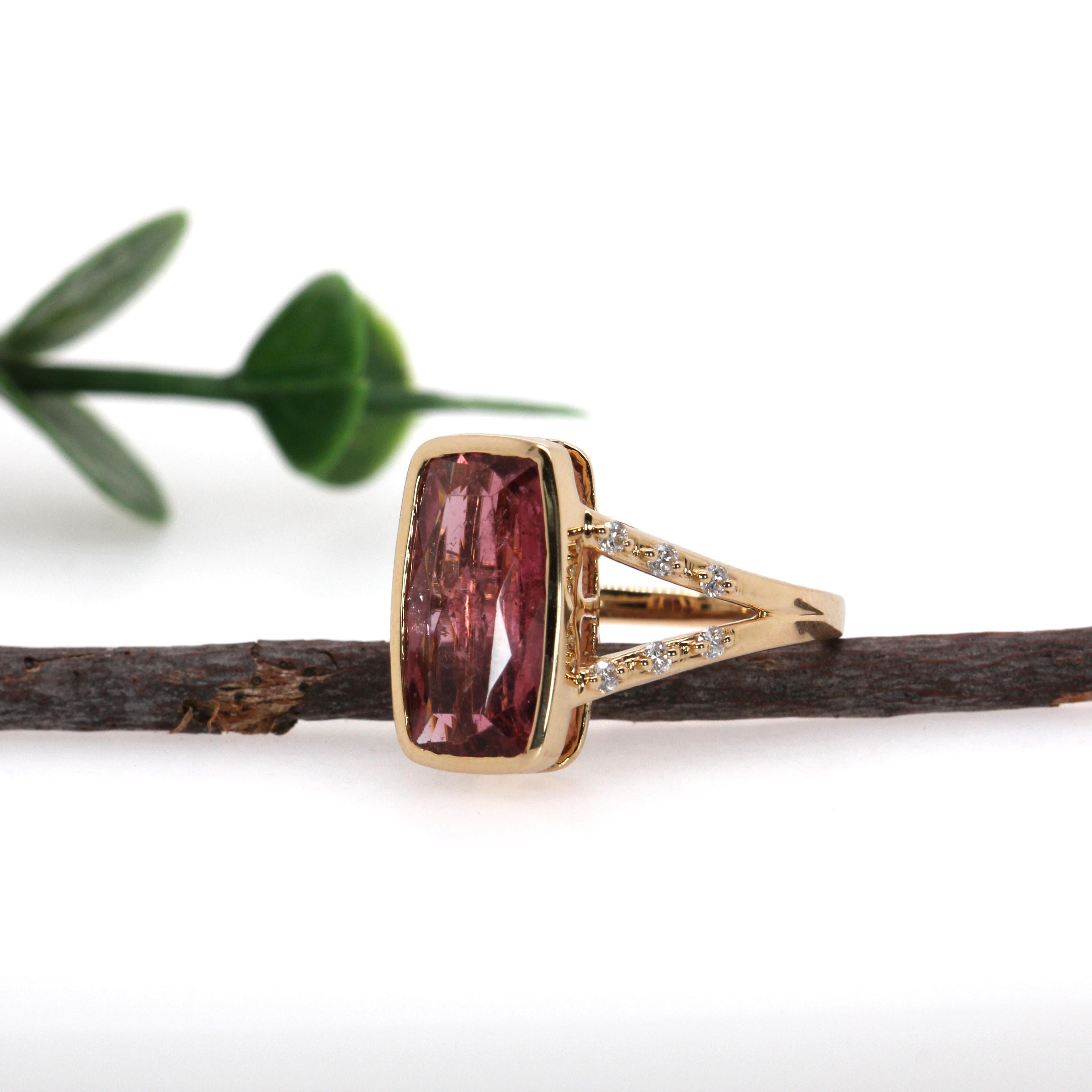Taille coussin Bague en or massif 14 carats avec tourmaline rose 4,5 carats accentuée de diamants  CU 14x8mm en vente