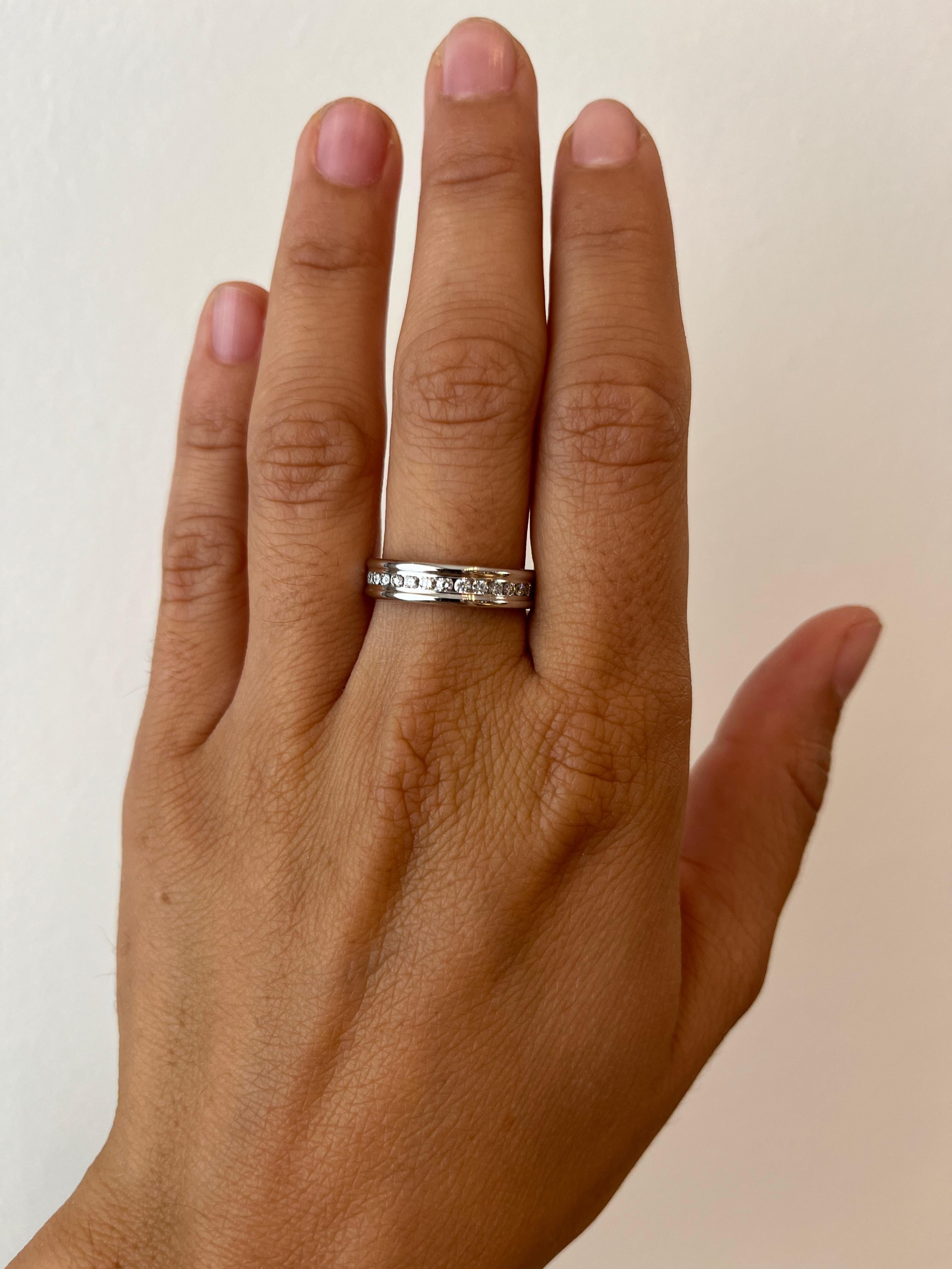 Alianza de Eternidad en Oro Blanco de 14 K con Diamante Redondo Engastado en Canal de 4,5 mm Corte redondo en venta