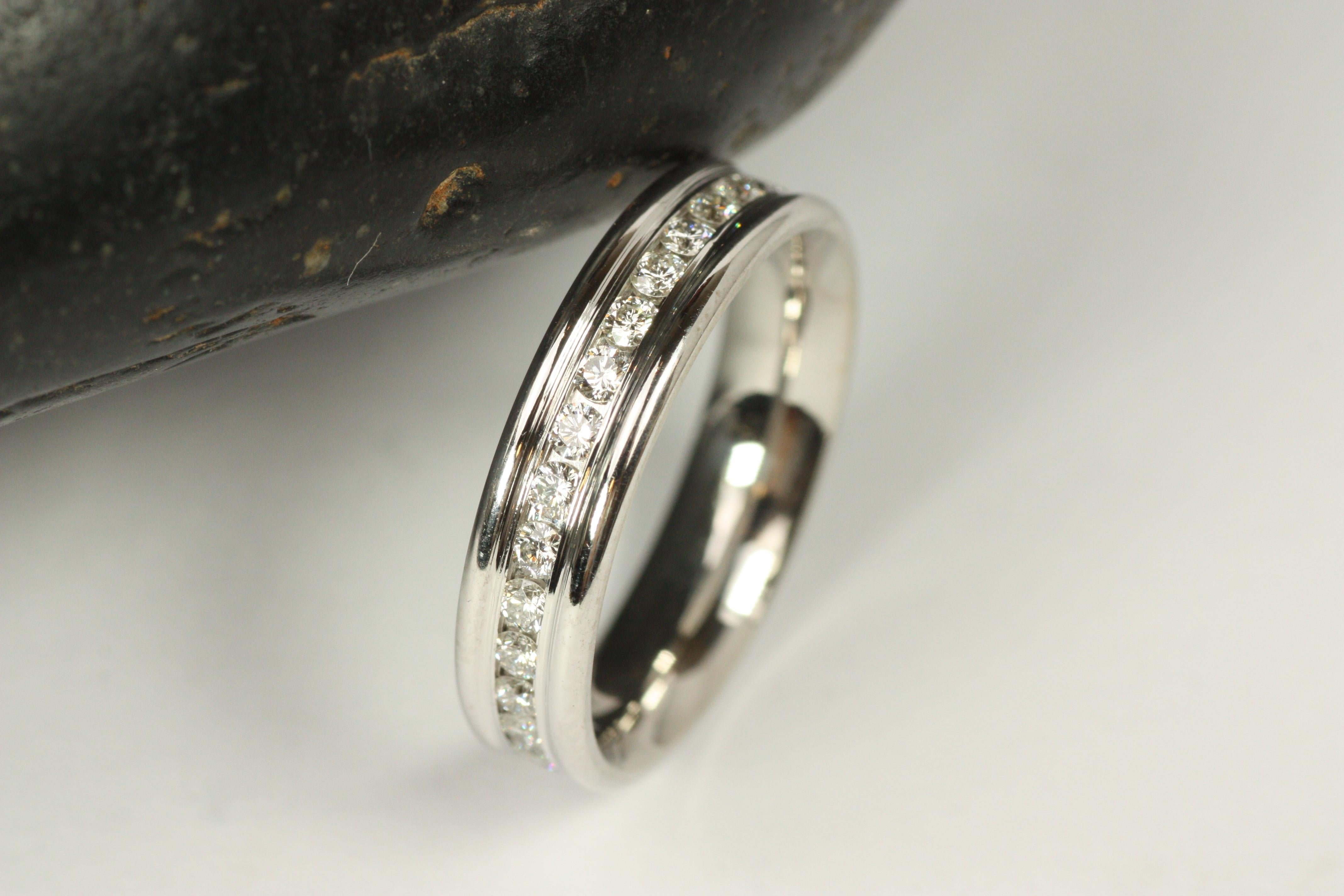 Alianza de Eternidad en Oro Blanco de 14 K con Diamante Redondo Engastado en Canal de 4,5 mm en Bueno estado para la venta en Santa Monica, CA