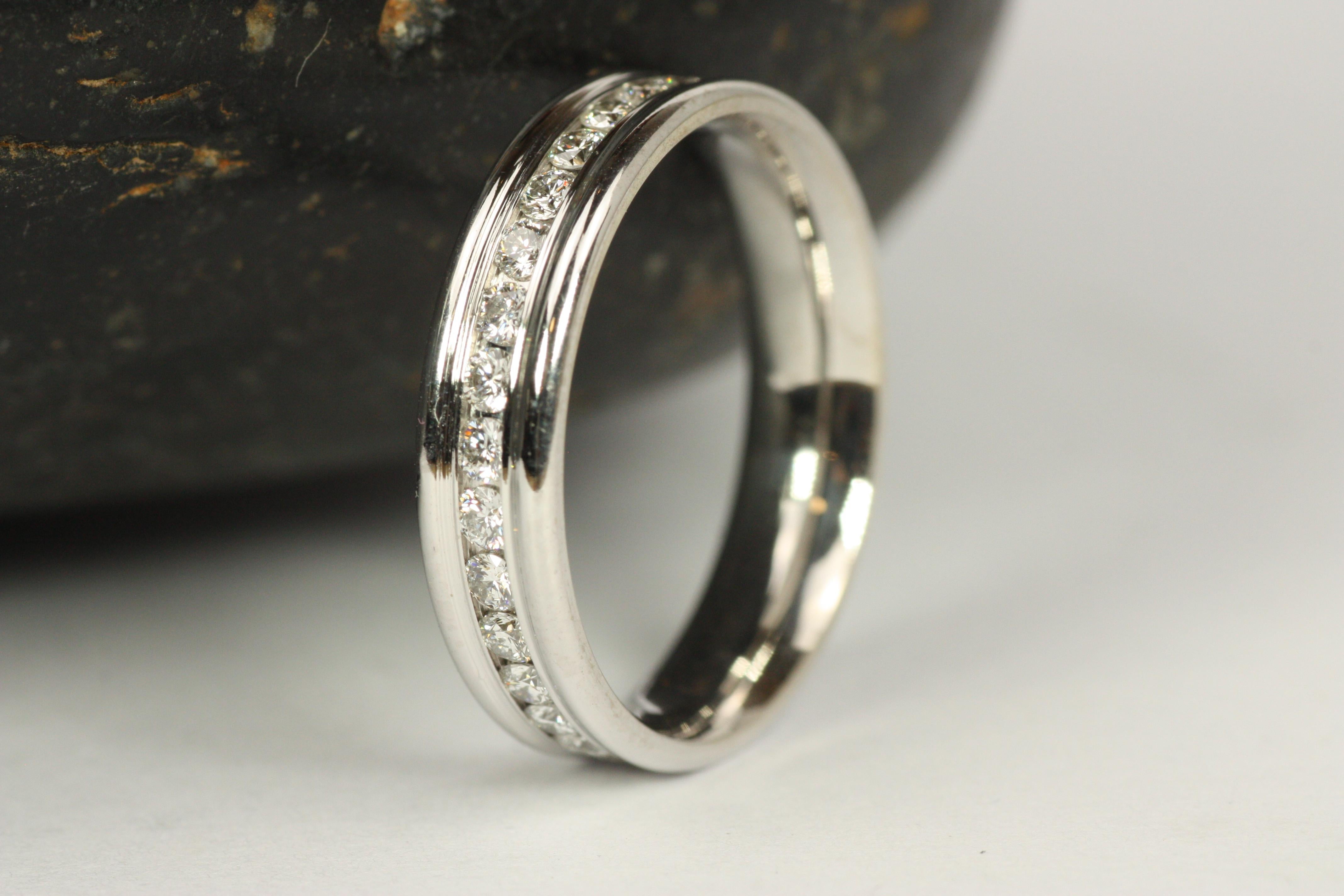 De las mujeres Alianza de Eternidad en Oro Blanco de 14 K con Diamante Redondo Engastado en Canal de 4,5 mm en venta