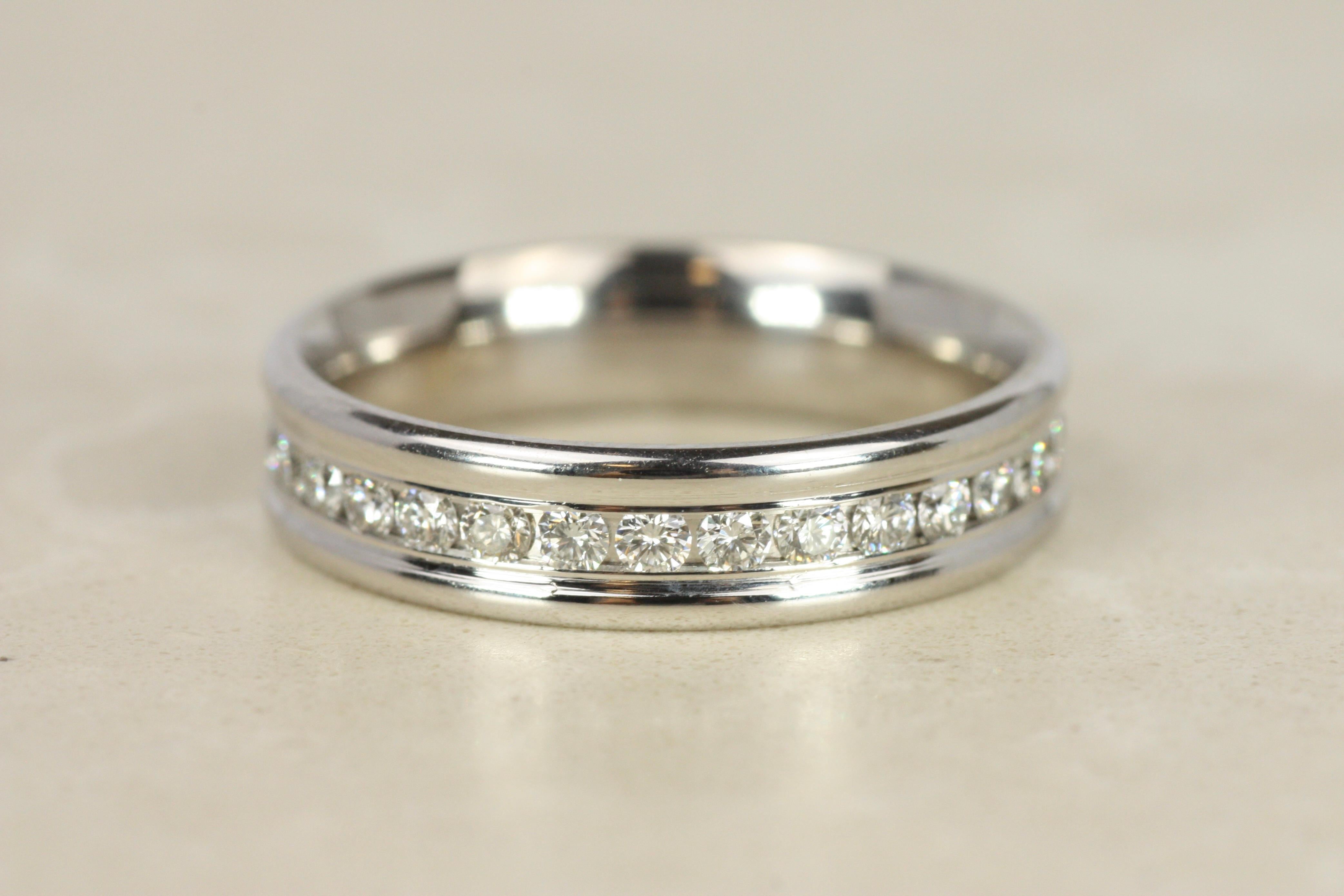 Alianza de Eternidad en Oro Blanco de 14 K con Diamante Redondo Engastado en Canal de 4,5 mm en venta 1