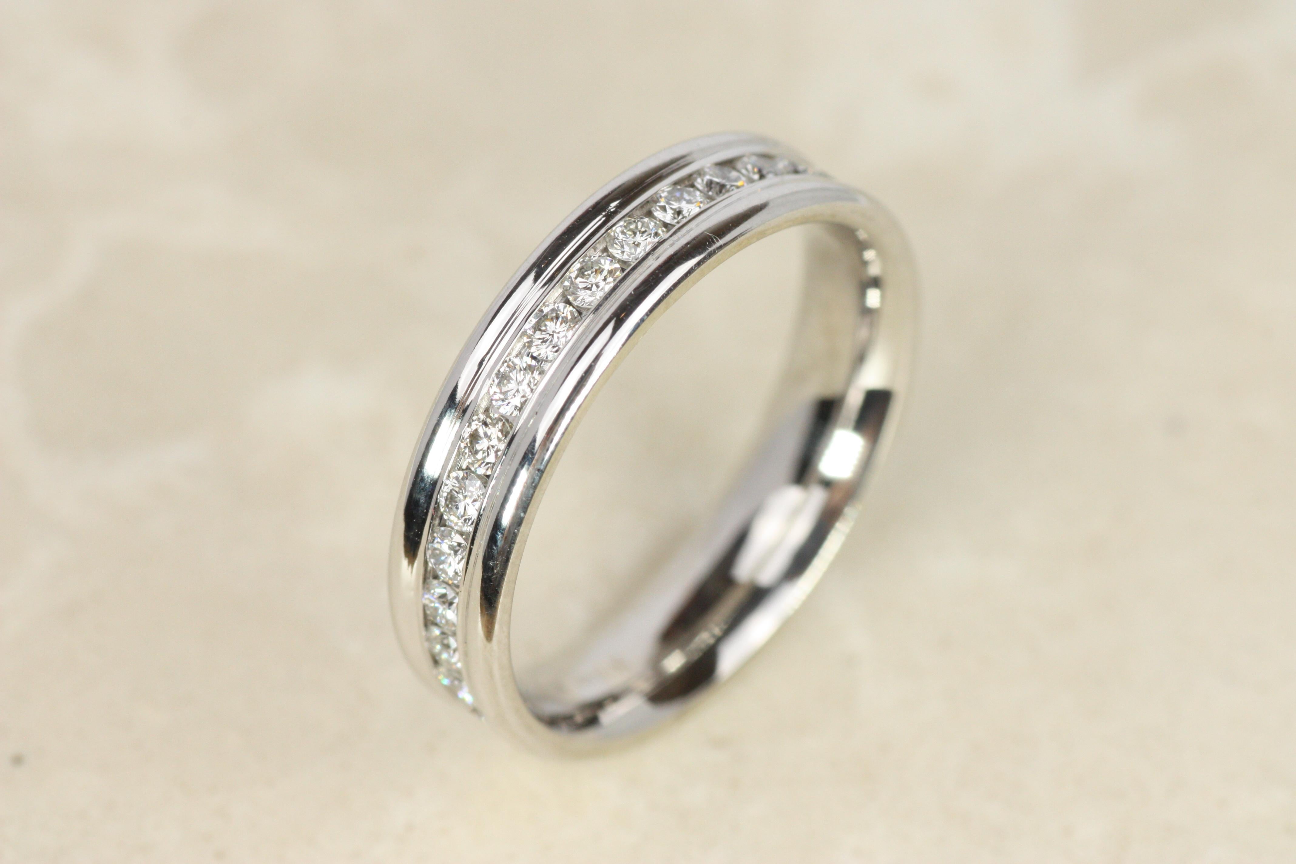 Alianza de Eternidad en Oro Blanco de 14 K con Diamante Redondo Engastado en Canal de 4,5 mm en venta 2