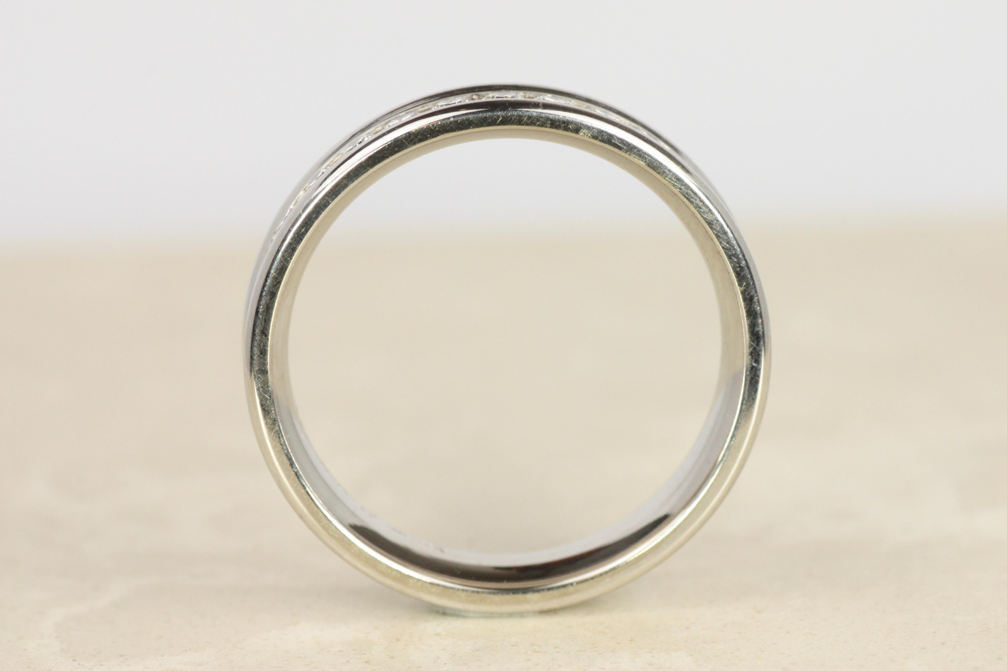 Alianza de Eternidad en Oro Blanco de 14 K con Diamante Redondo Engastado en Canal de 4,5 mm en venta 3