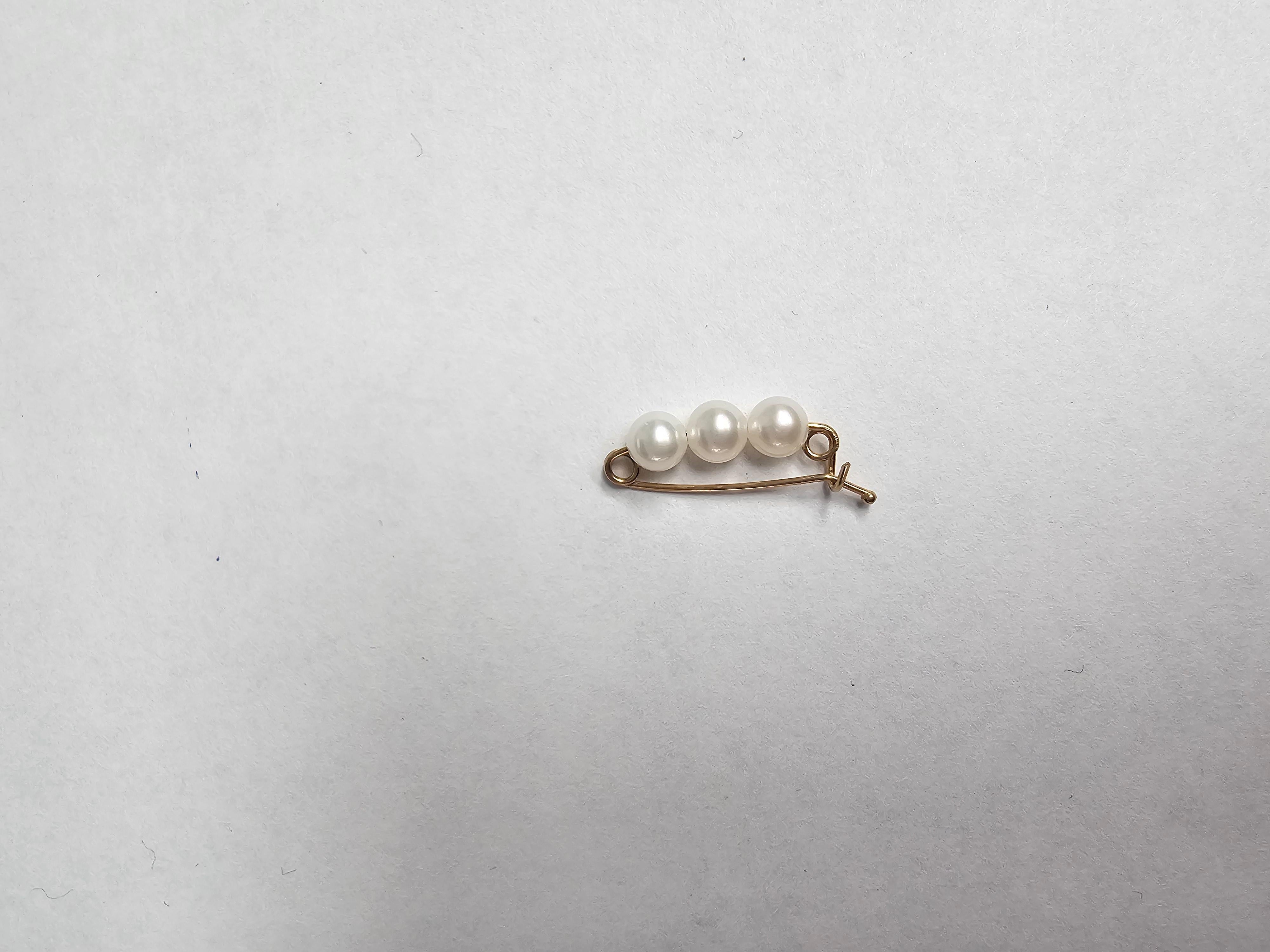 Taille ronde 4.5mm Trois perles de culture fermoir raccourci  Or jaune 14k  Rehausseur de perles en vente