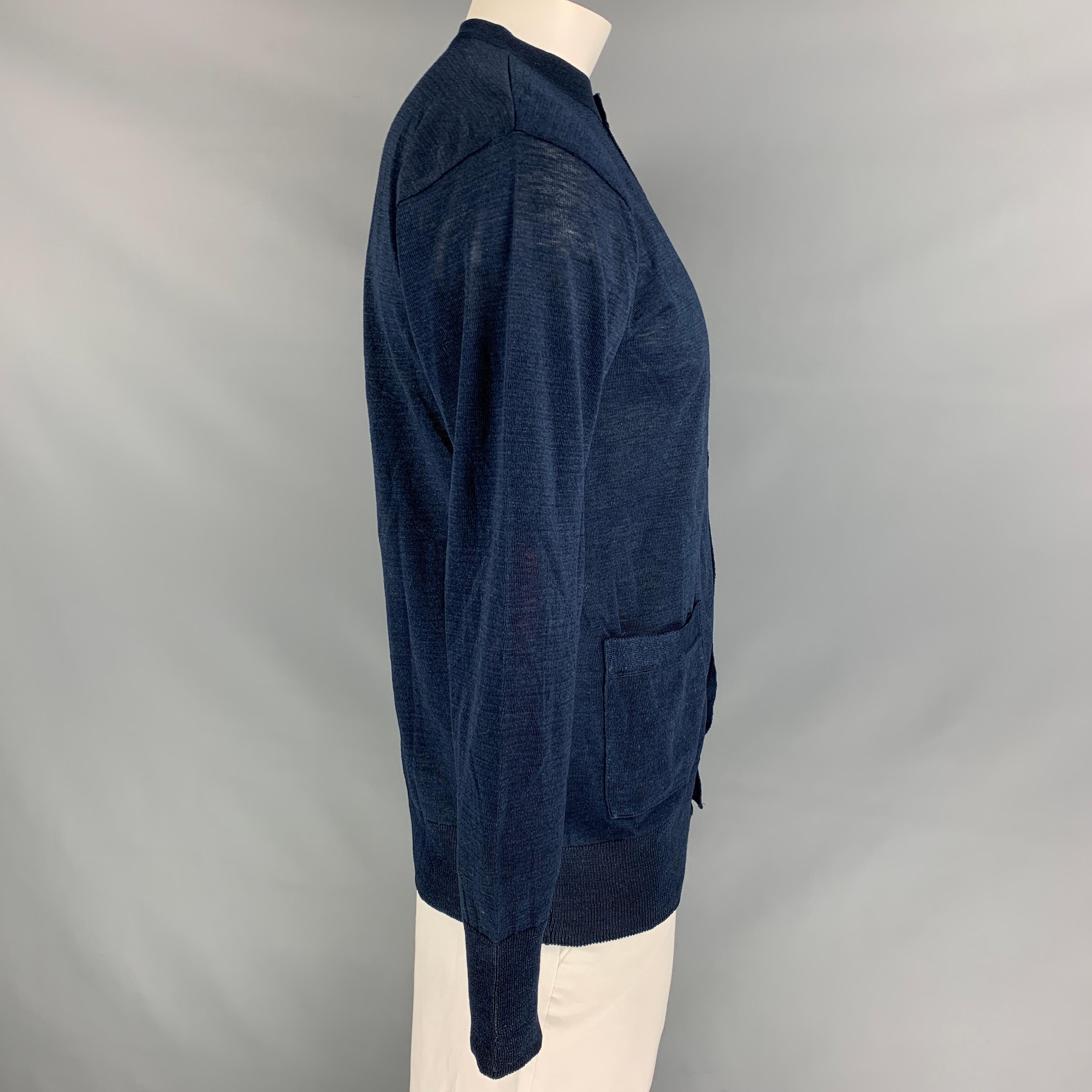 45rpm cardigan comes in a indigo knitted cotton featuring front pockets and a buttoned closure. Made in Japan. 

Very Good Pre-Owned Condition.
Marked: JP 5

Measurements:

Shoulder: 21 in.
Chest: 42 in.
Sleeve: 25.5 in.
Length: 28.5 in. 