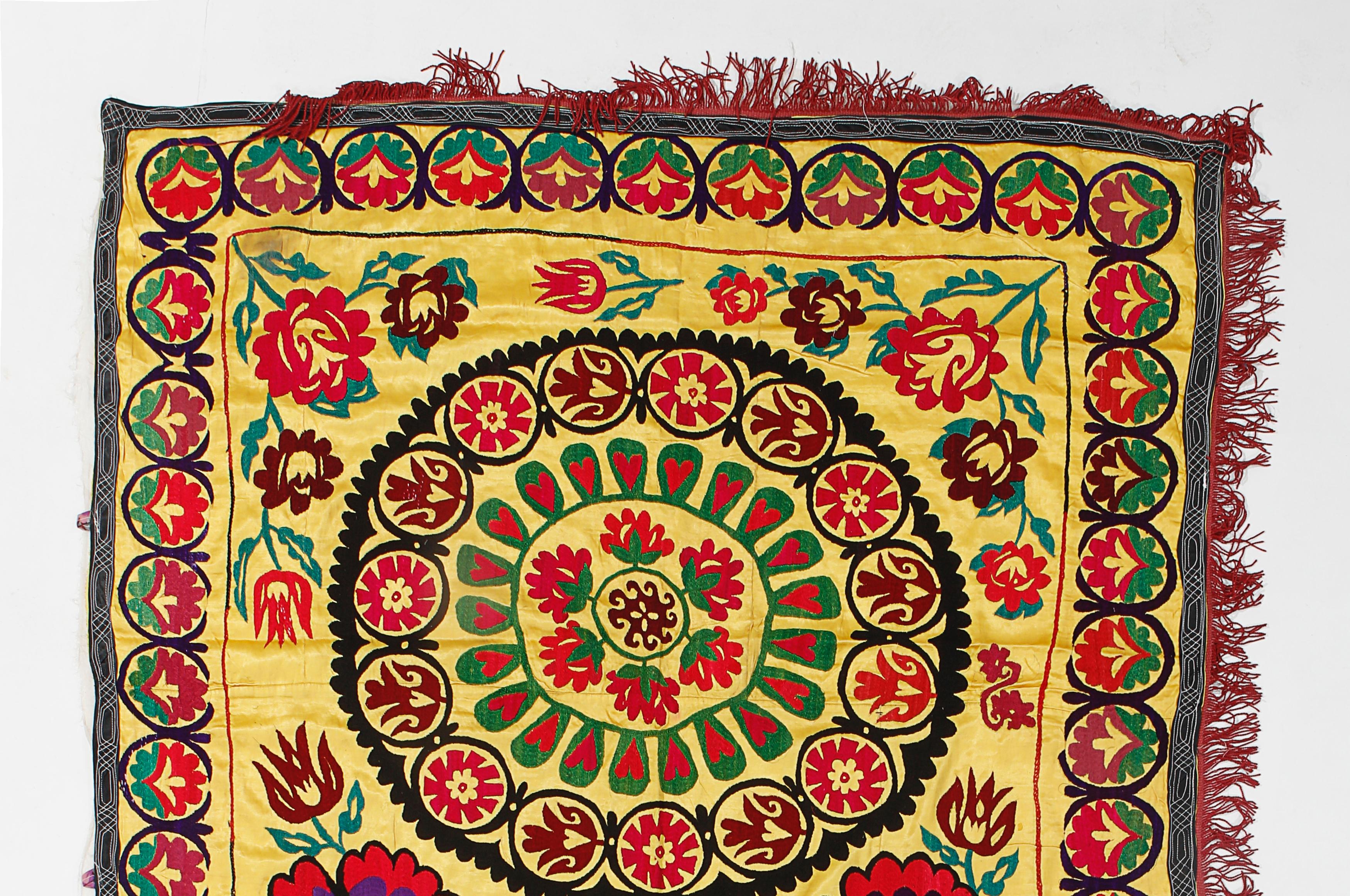4,5x10 Ft Wandbehang aus Seide mit Handstickerei, Suzani Tischdecke, gelber Wandteppich, Suzani-Wandteppich (Bestickt) im Angebot