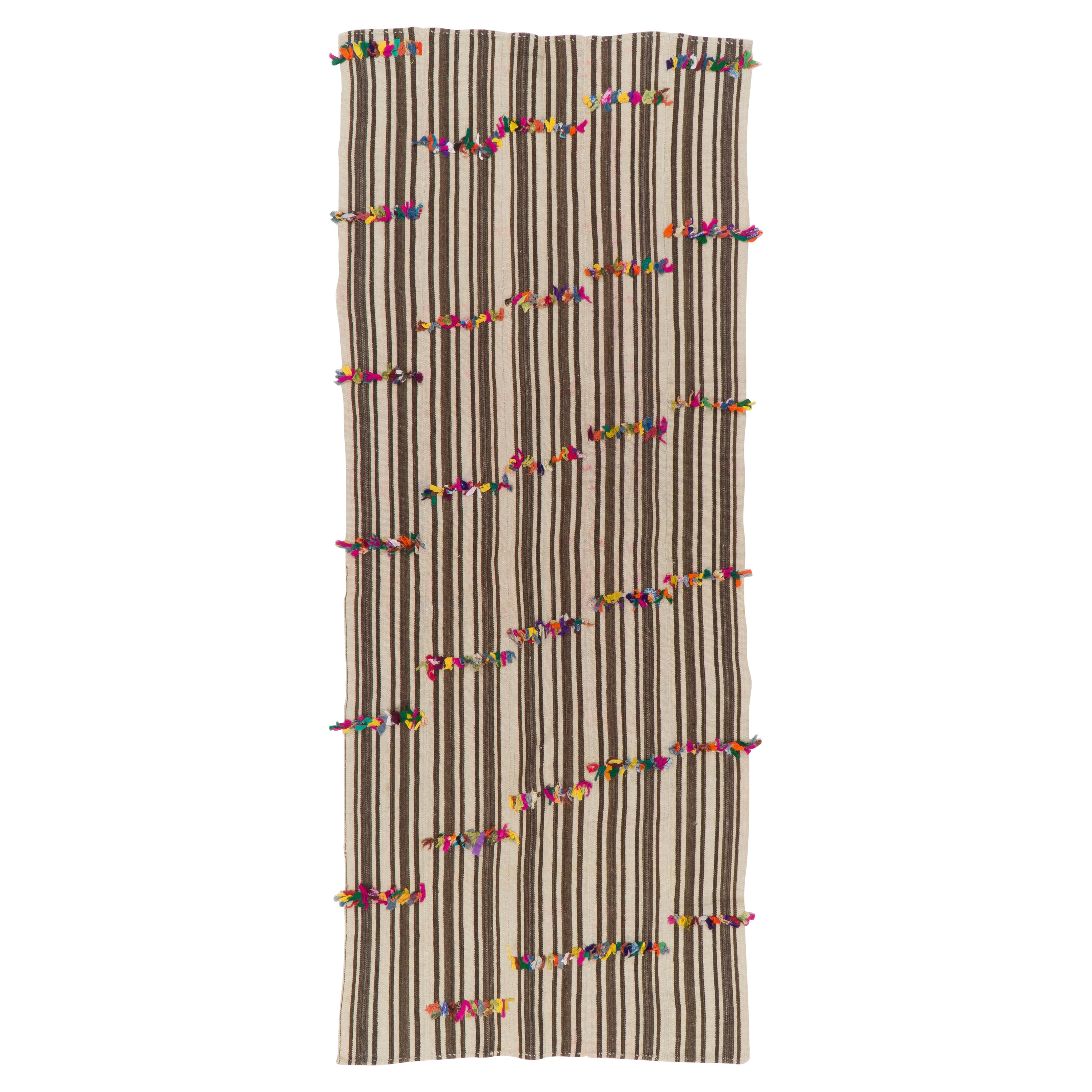 Tapis Kilim turc tribal vintage à bandes avec pompons colorés 4,5x11,2 m