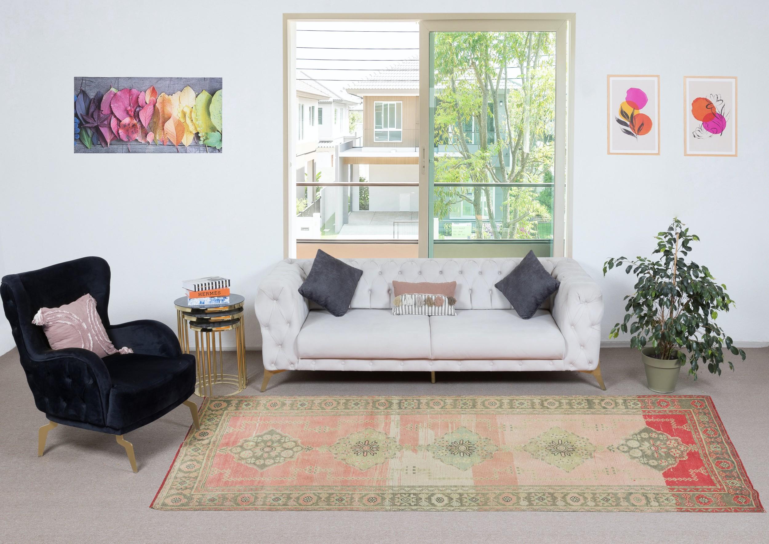 Verleihen Sie Ihrem Zuhause einen Hauch von zeitloser Eleganz mit diesem traditionellen, handgefertigten türkischen Vintage-Läufer, der von erfahrenen Kunsthandwerkern aus einer luxuriösen Mischung aus Wolle und Baumwolle sorgfältig handgeknüpft
