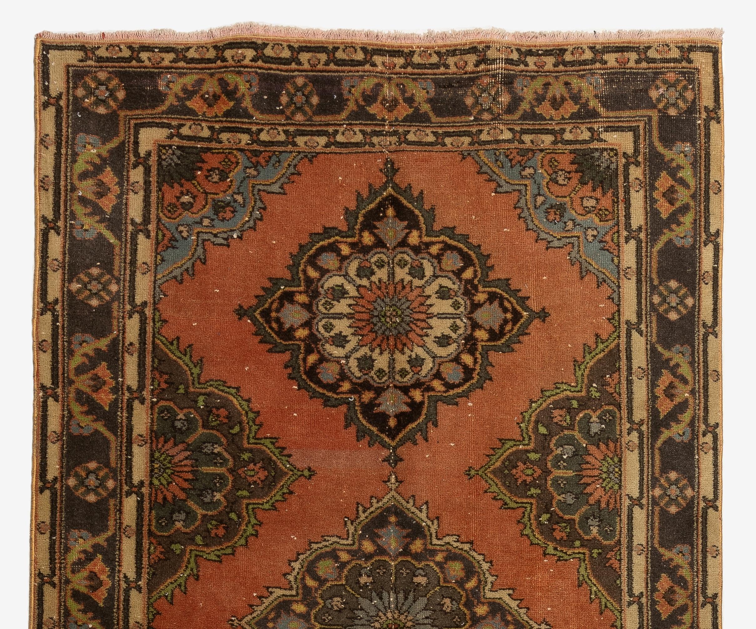 Alfombra turca vintage en rojo, marrón y beige. Se anudó a mano en los años sesenta con lana baja sobre base de algodón y presenta un diseño de medallones múltiples. Está en muy buen estado, lavada profesionalmente, es robusta y adecuada para zonas