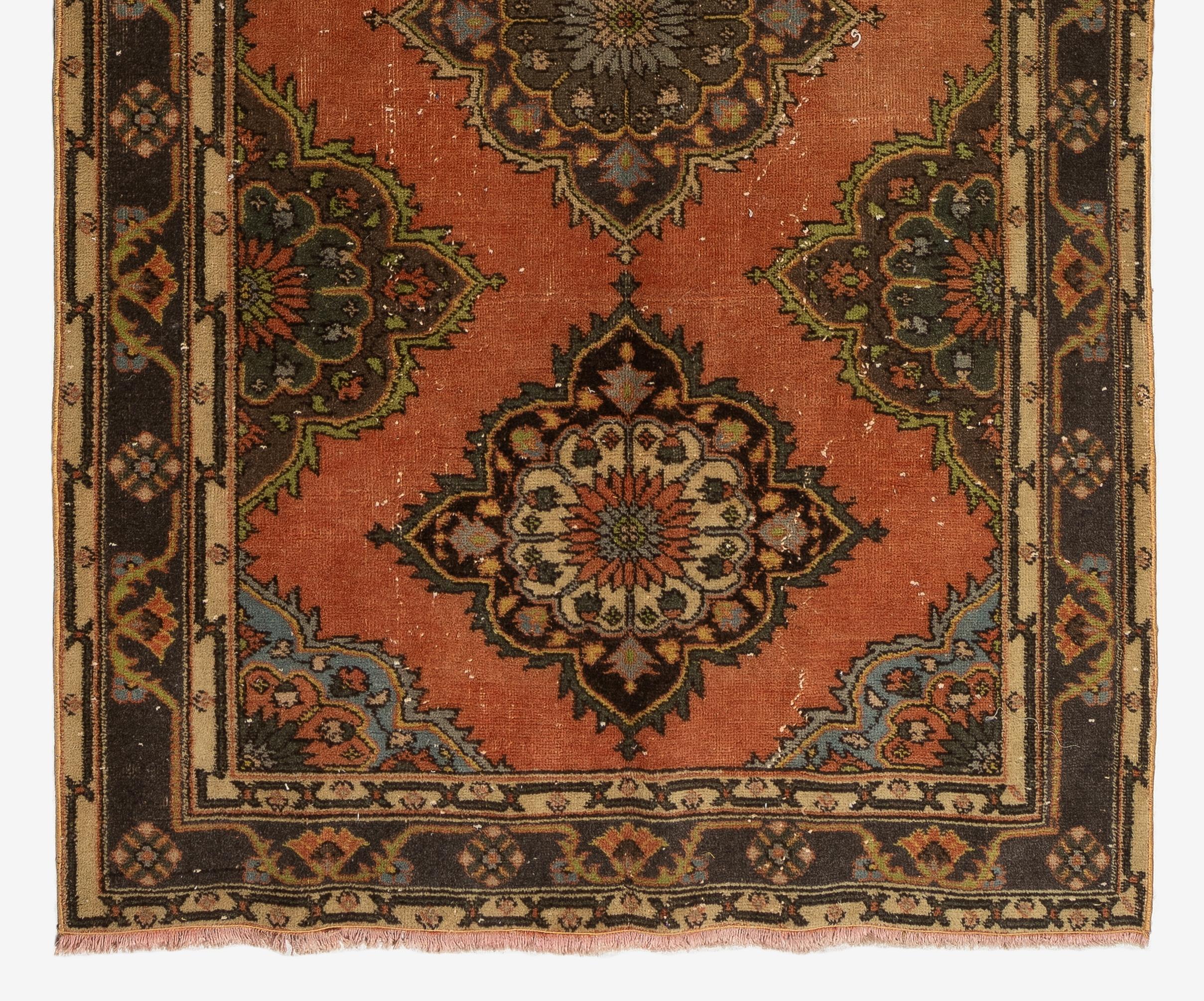 Alfombra de pasillo de lana vintage hecha a mano de 4,5 x 11,7 pies en rojo, marrón y beige Turco en venta
