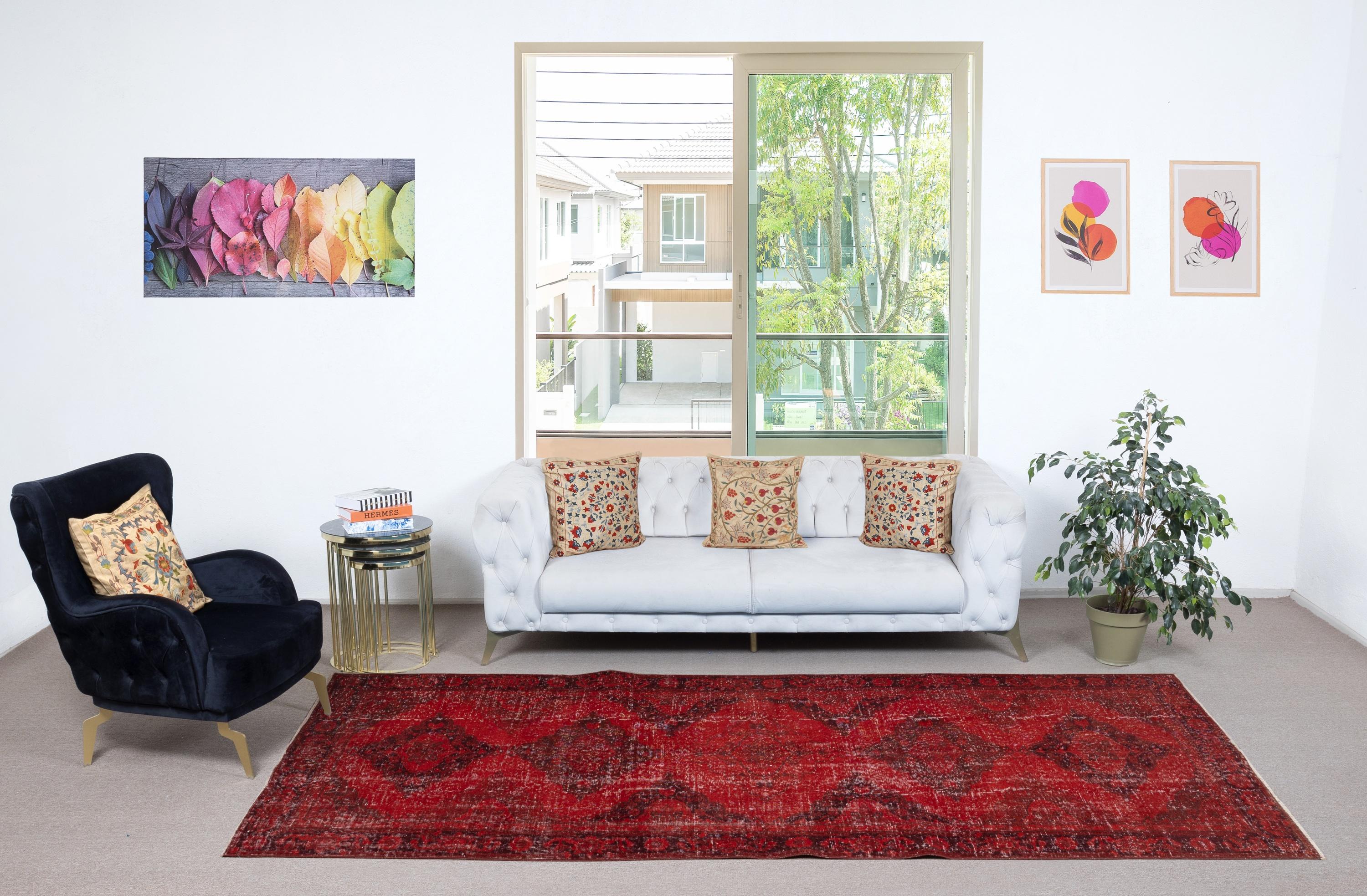 Nuestras alfombras teñidas son alfombras turcas vintage anudadas a mano, cuidadosamente restauradas y reimaginadas en nuestro taller para adaptarse a una amplia gama de estilos de interiorismo, desde el moderno y minimalista hasta el costero,