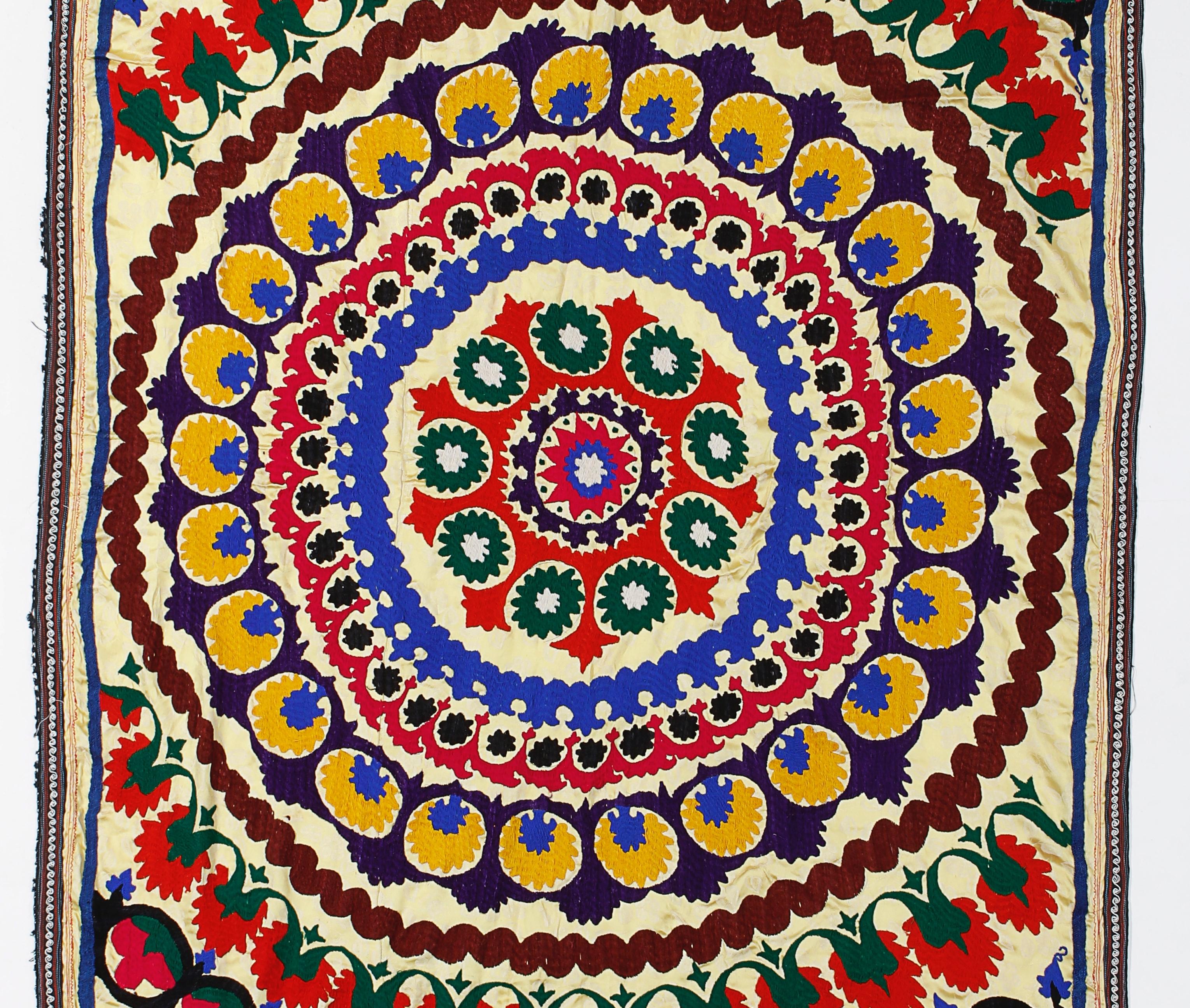 4,5x12 Ft Buntes Vintage-Wandbehang aus Seide mit Stickerei, Usbekistan Suzani-Tischdeckenbezug (Usbekisch) im Angebot