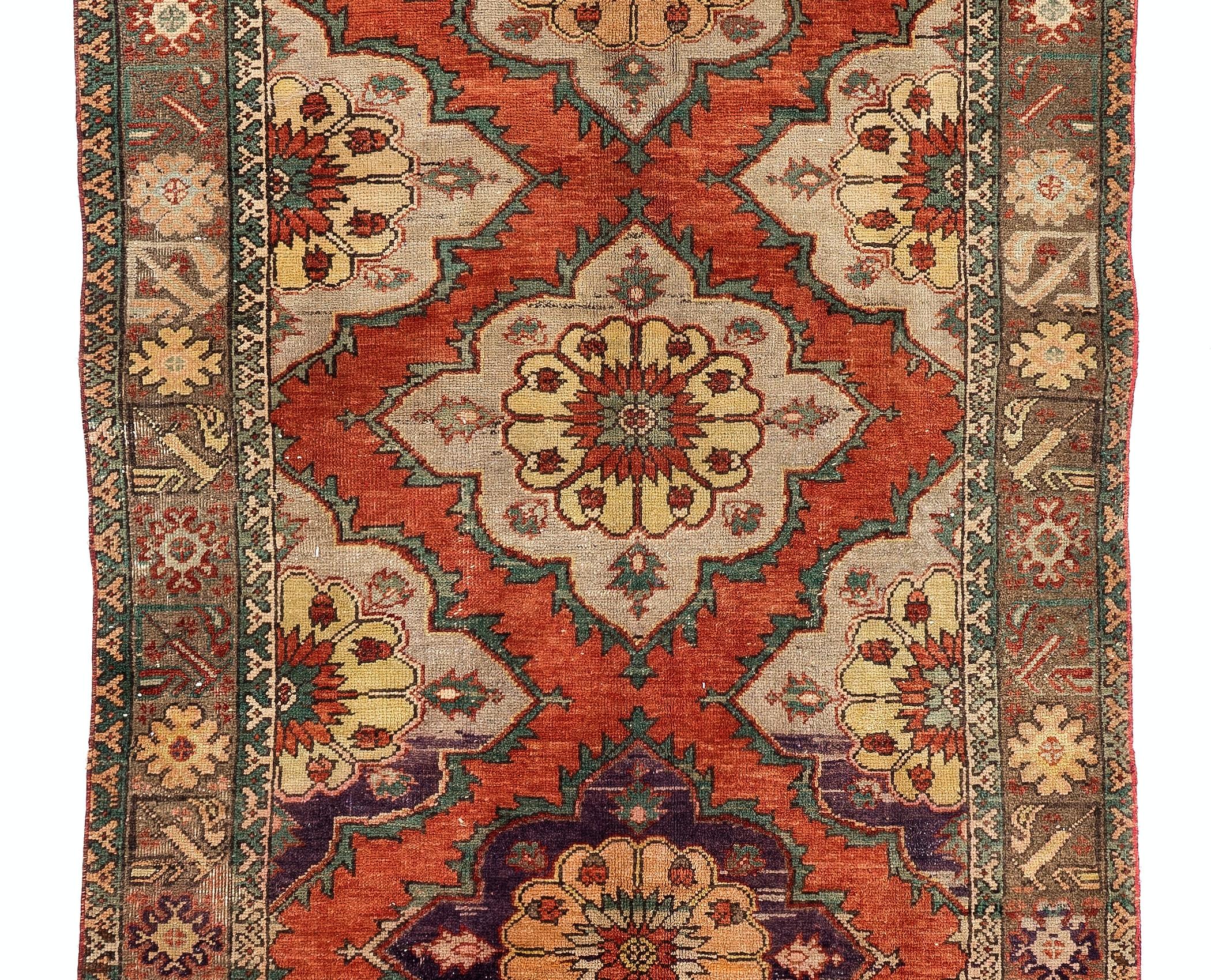 Un chemin de table noué à la main au début du 20e siècle en Anatolie centrale, avec des couleurs agréables et des poils de laine doux sur une base de laine. Très bon état, robuste et aussi propre qu'un tapis neuf. 
Taille : 4.5 x 11.9 ft.