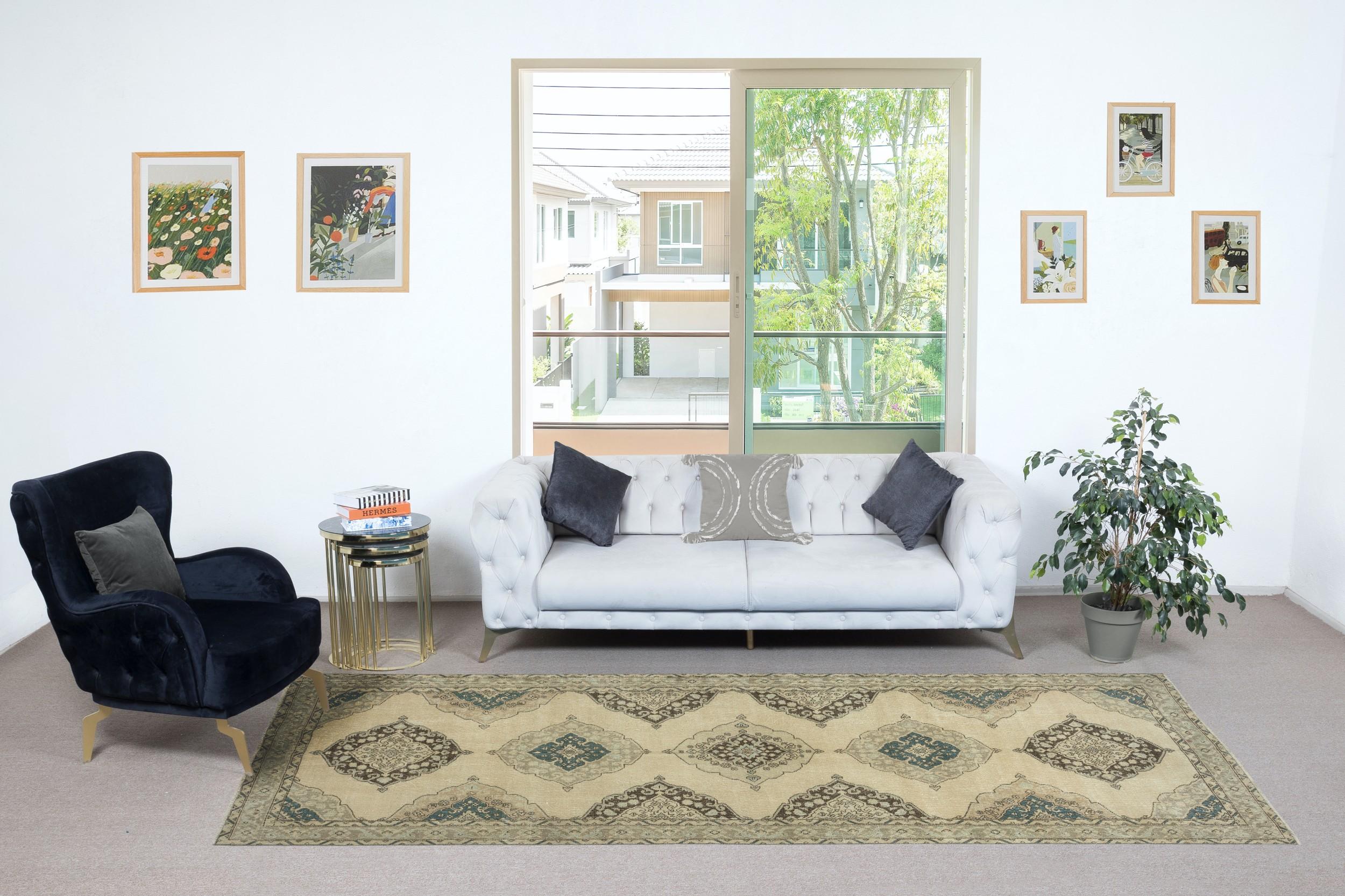 Ajoutez une touche d'élégance intemporelle à votre intérieur avec ce tapis de course turc vintage traditionnel fait à la main, méticuleusement noué par des artisans qualifiés à l'aide d'un luxueux mélange de laine et de coton.

Le velours 100 %