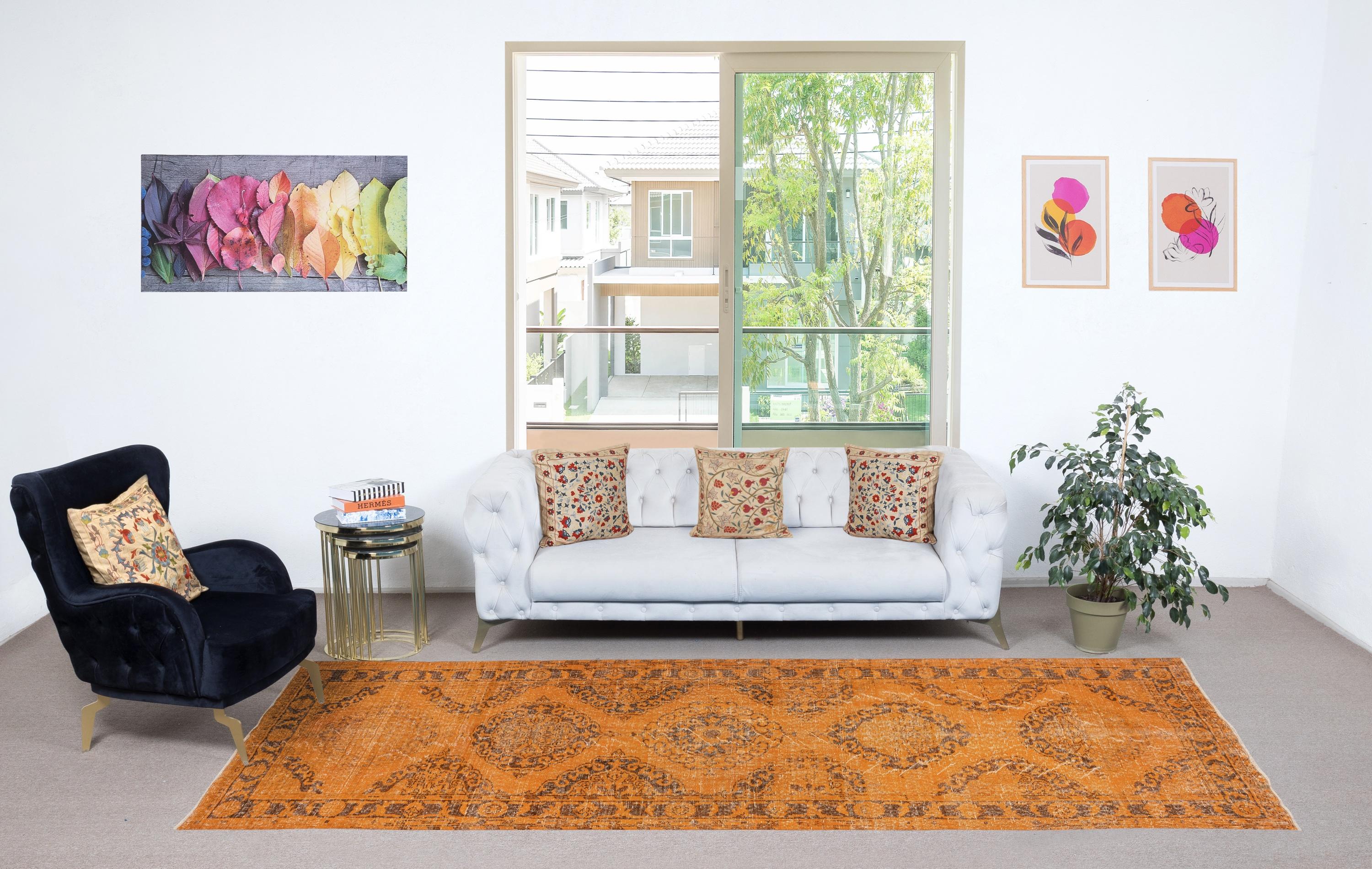 Unsere gefärbten Teppiche sind allesamt handgeknüpfte türkische Vintage-Teppiche, die in unserer Werkstatt sorgfältig restauriert und neu gestaltet wurden, damit sie zu einer breiten Palette von Einrichtungsstilen passen - von modern und