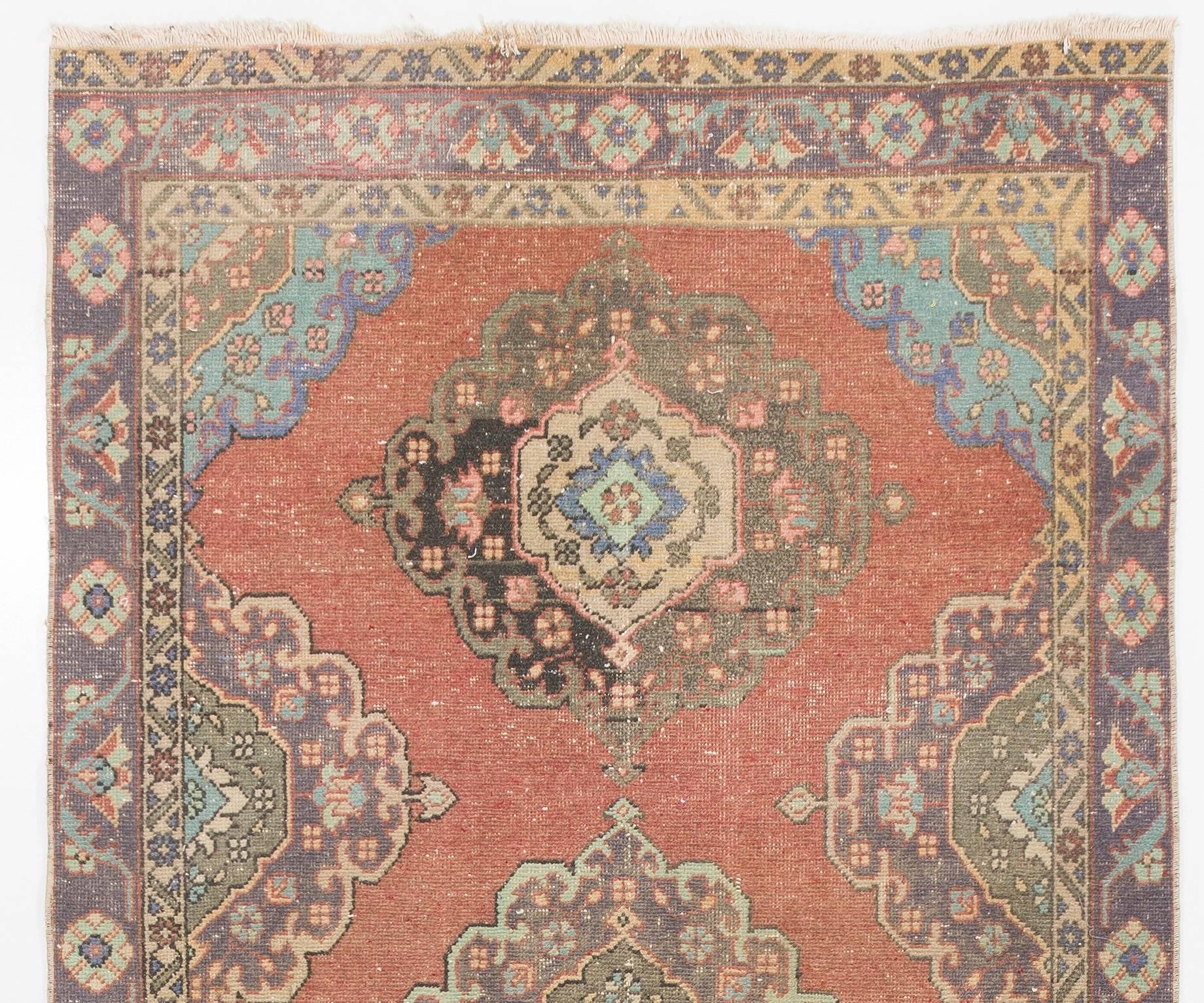 Un chemin de table Oushak du milieu du siècle, originaire d'Anatolie centrale, aux couleurs douces et magnifiques. Finement noué à la main avec un poil de laine moyen et régulier sur une base de laine. Bon état. Robuste et aussi propre qu'un tapis