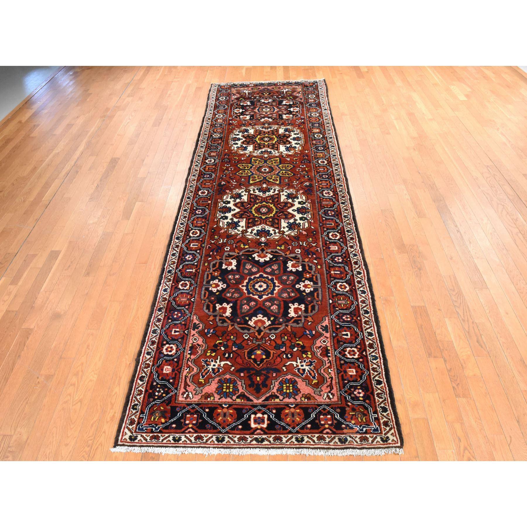 Lehm Rot, Vintage Persisch Bahktiar, 100% Wolle, Handgeknüpft, Sauber mit vollem Flor, Galerie Größe, Läufer, Orientteppich
Primäre MATERIALIEN: Wolle
Latex: Kein Flor 
Höhe: 0,25 Zoll
Stil: Traditionell
Grundfarbe: Rot
Sekundäre Farben: Elfenbein,