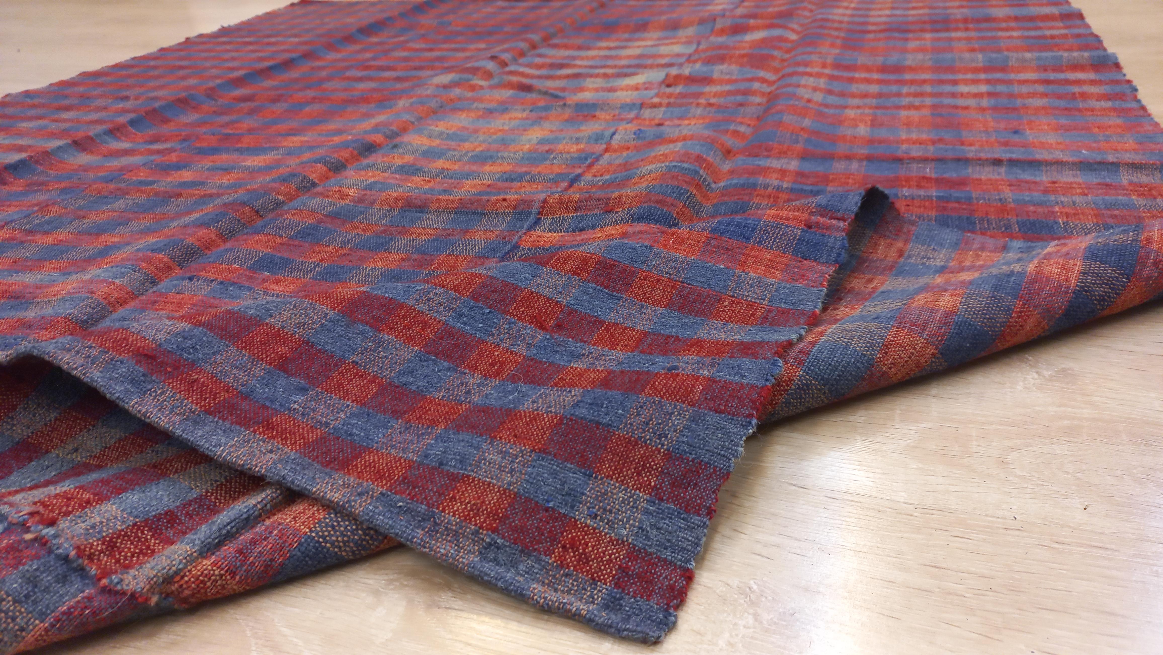 4.5x5 ft Vintage Checkered Kilim in Red & Blue, Decorative Handmade Home Textile In Good Condition In Philadelphia, PA