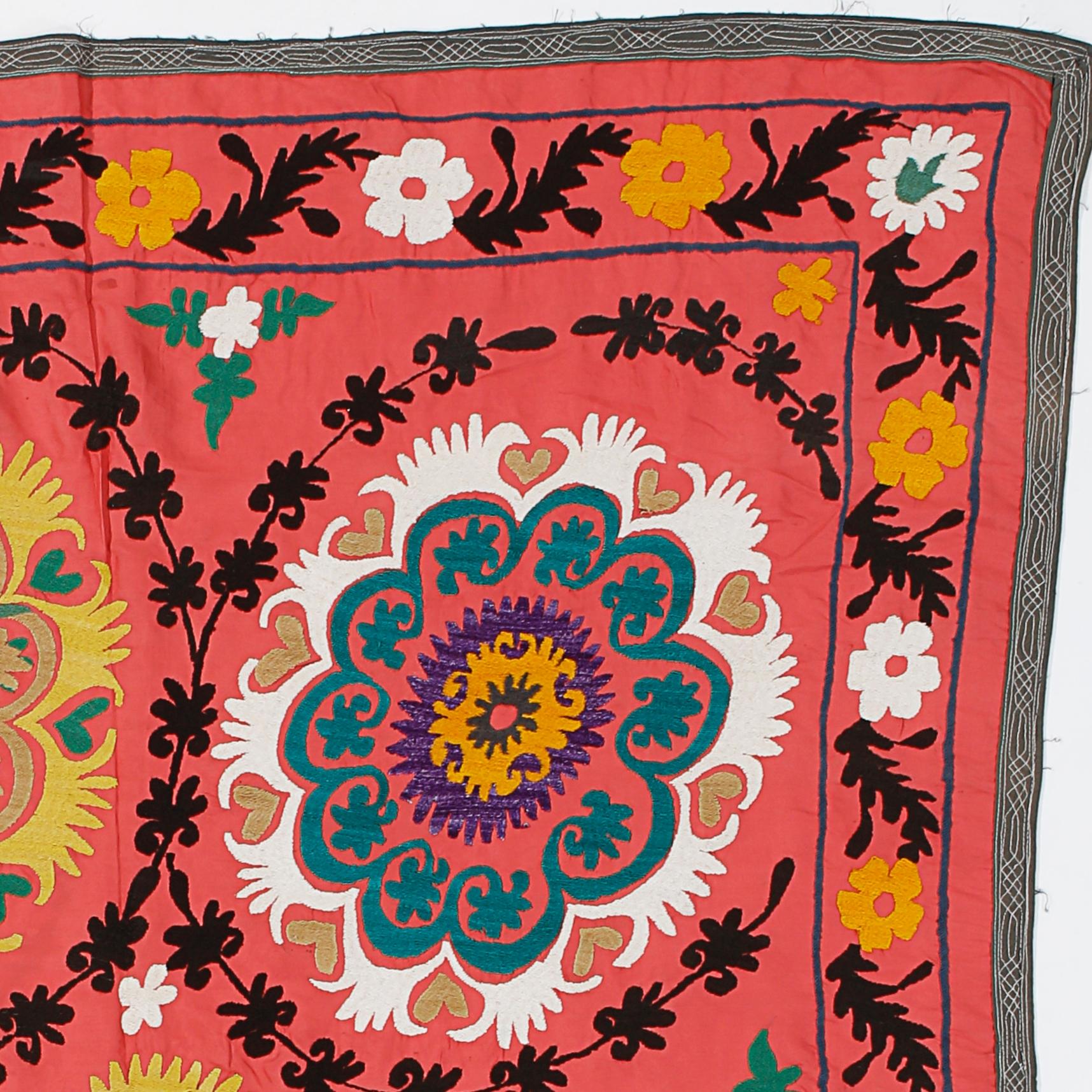 4,5x5.7 Ft Usbekistan Vintage Seide Handstickerei Suzani Textile Wandbehang in Rot in Rot (Usbekisch) im Angebot