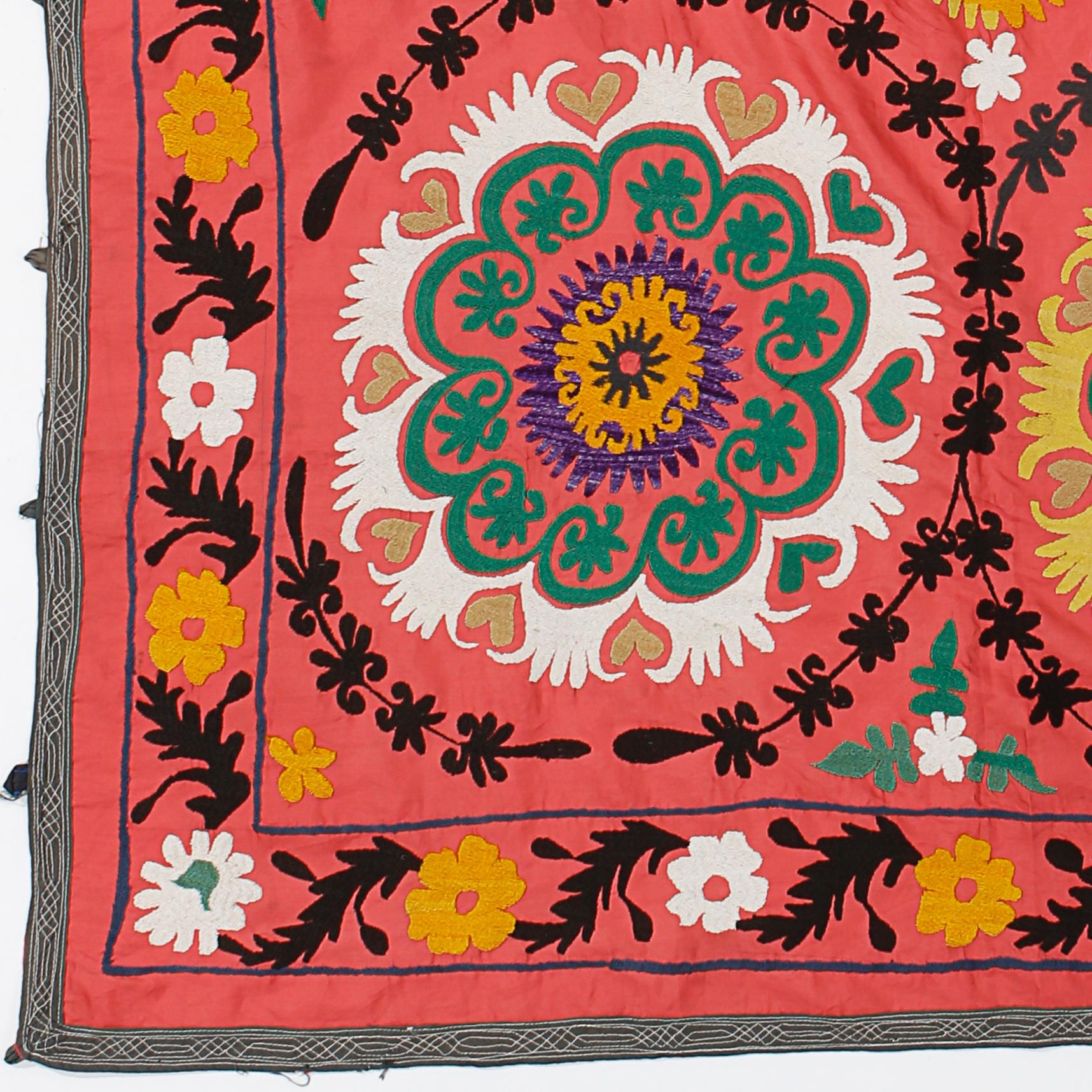 4,5x5.7 Ft Usbekistan Vintage Seide Handstickerei Suzani Textile Wandbehang in Rot in Rot (Bestickt) im Angebot