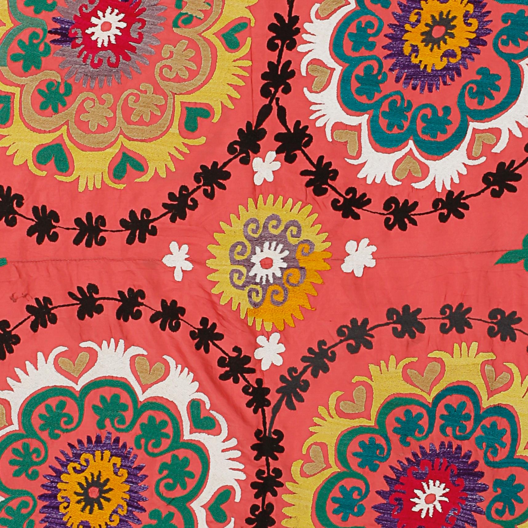 4,5x5.7 Ft Usbekistan Vintage Seide Handstickerei Suzani Textile Wandbehang in Rot in Rot im Zustand „Gut“ im Angebot in Philadelphia, PA