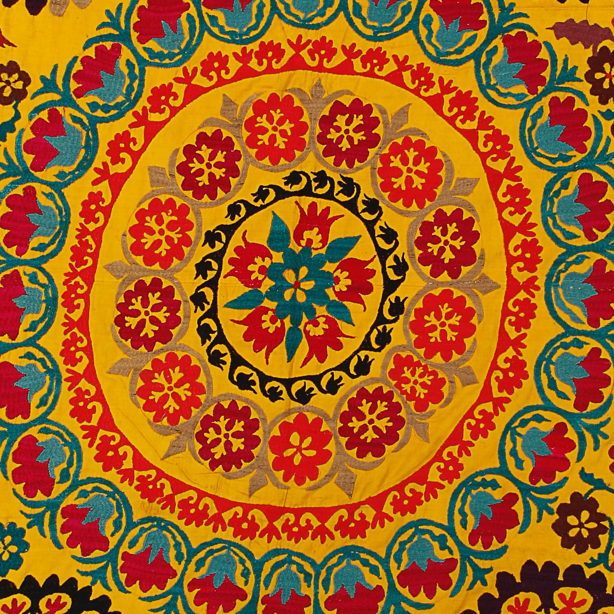 4.5x6 FT Handmade Silk Embroidery Vintage Wall Hanging. Yellow Suzani Bedspread In Good Condition For Sale In Spring Valley, NY