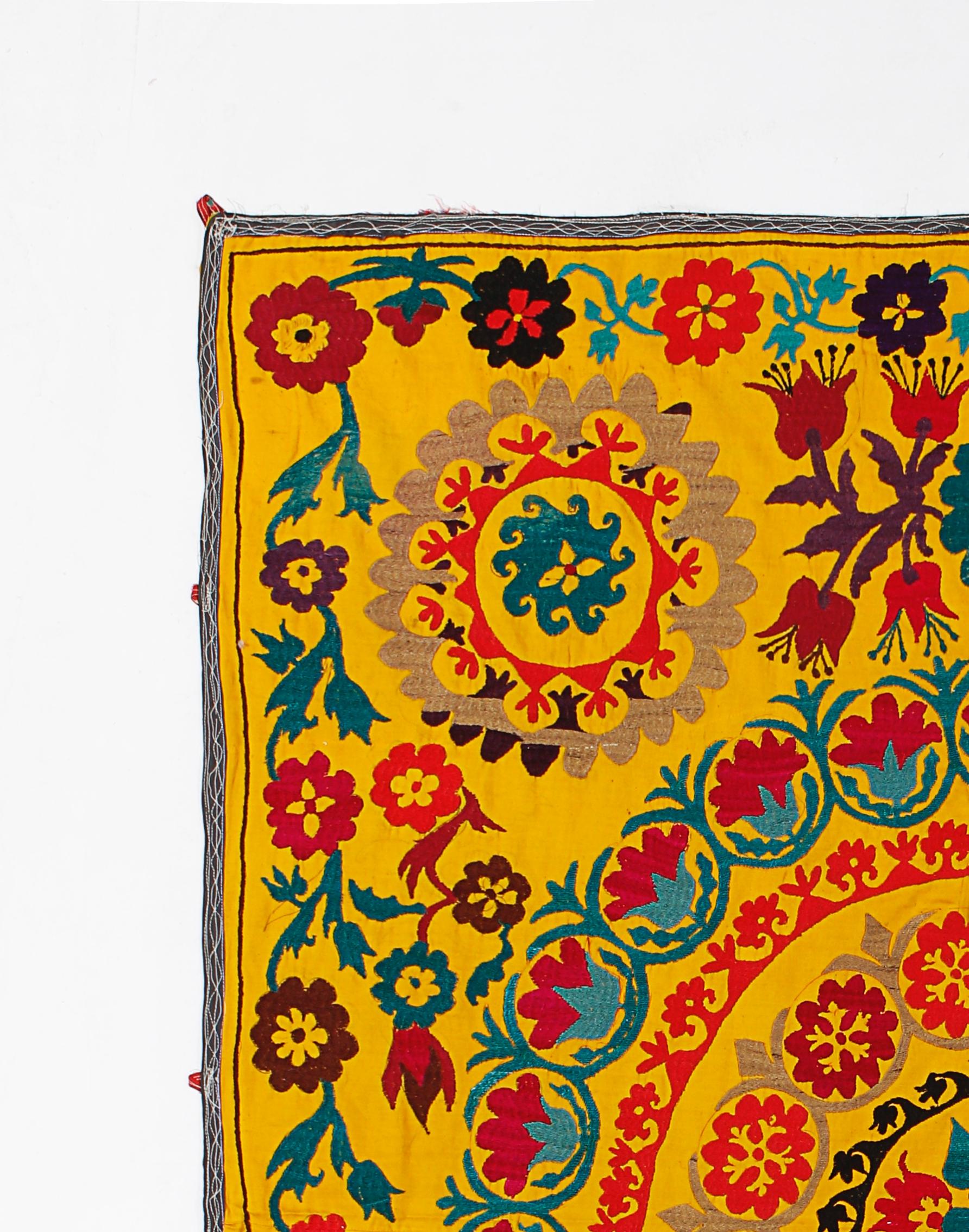 20th Century 4.5x6 FT Handmade Silk Embroidery Vintage Wall Hanging. Yellow Suzani Bedspread For Sale