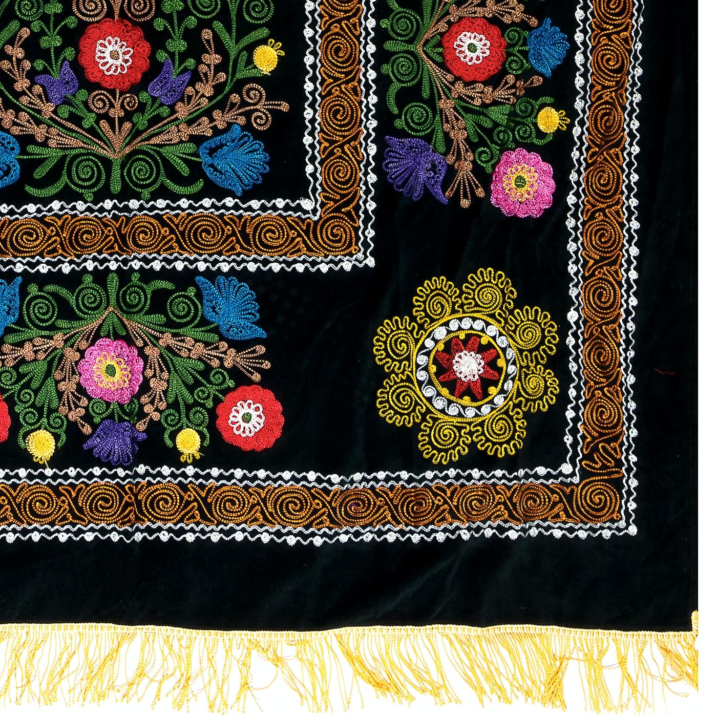 4.5x6.6 Ft Silk Embroidered Wall Hanging, Black Suzani Tapestry, Vintage Throw In Good Condition For Sale In Philadelphia, PA