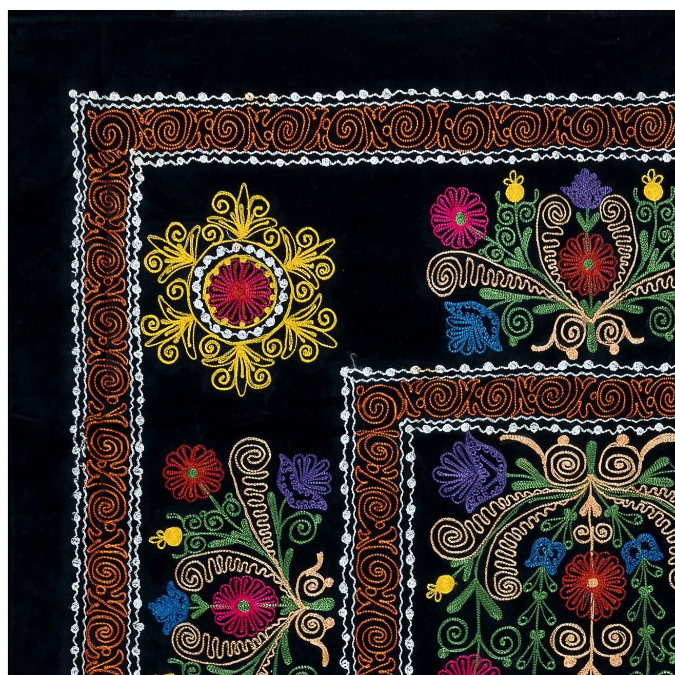 Suzani, un término de Asia Central para un tipo específico de bordado, es también el nombre más amplio de las piezas decorativas textiles enormemente populares que presentan este bordado en colores vivos con diseños florales y botánicos atrevidos y