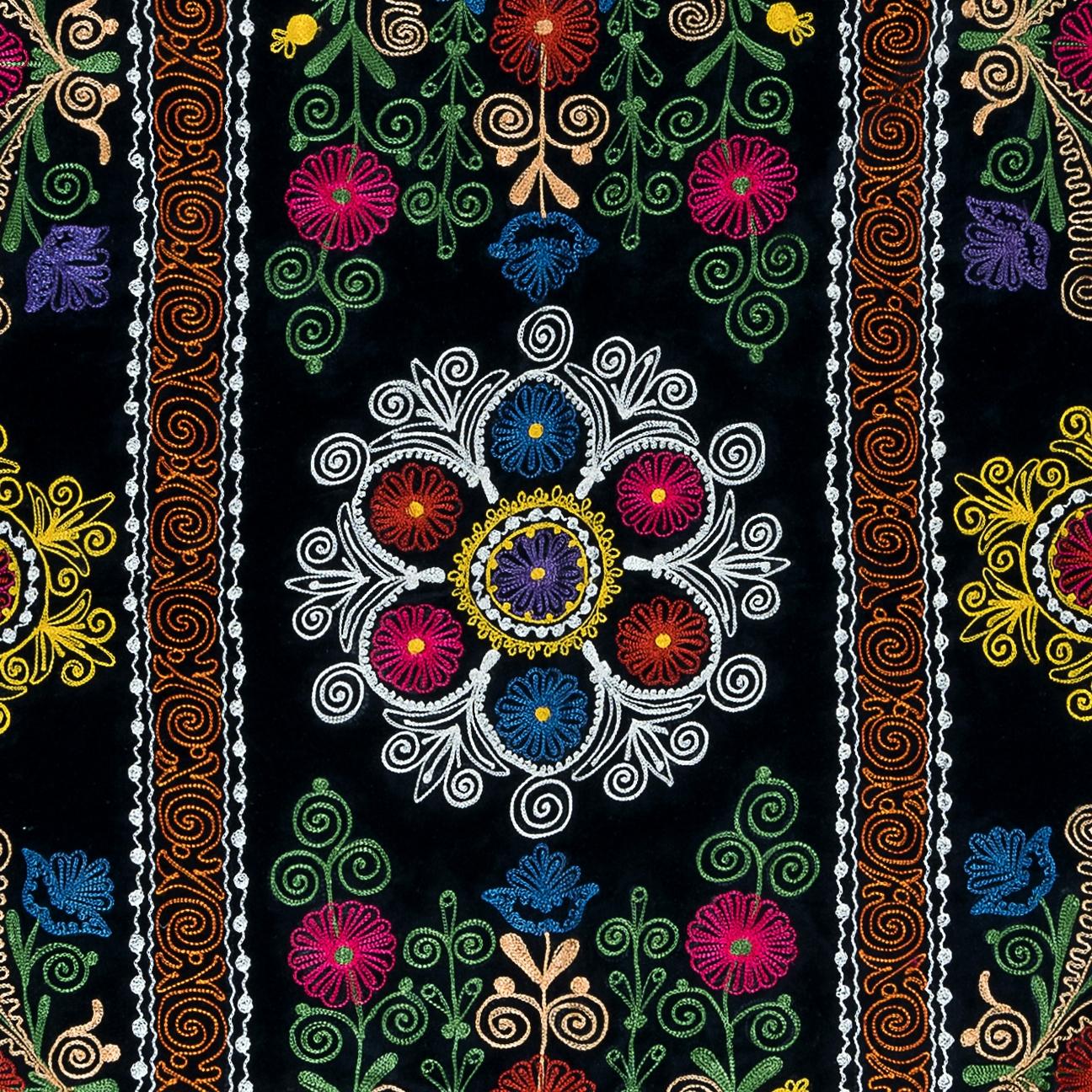 Cubrecama Bordado de Seda Vintage de 4,5x6,8 Pies, Colgante de Pared Negro Hecho a Mano Suzani en venta