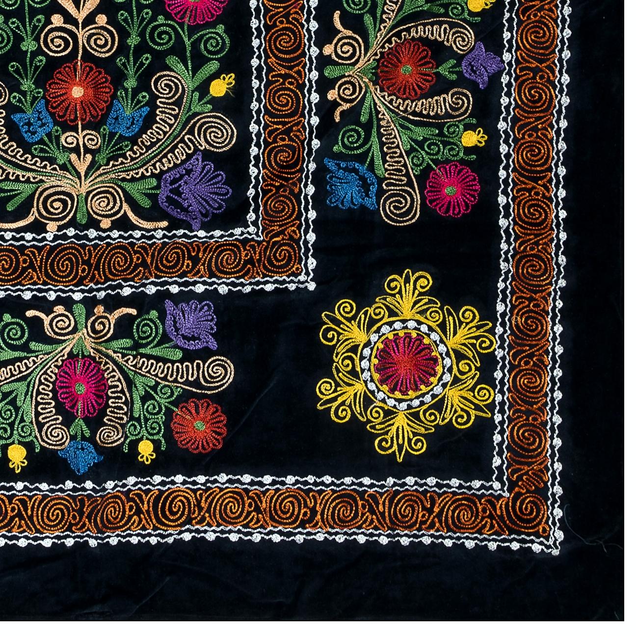 Cubrecama Bordado de Seda Vintage de 4,5x6,8 Pies, Colgante de Pared Negro Hecho a Mano Uzbeko en venta