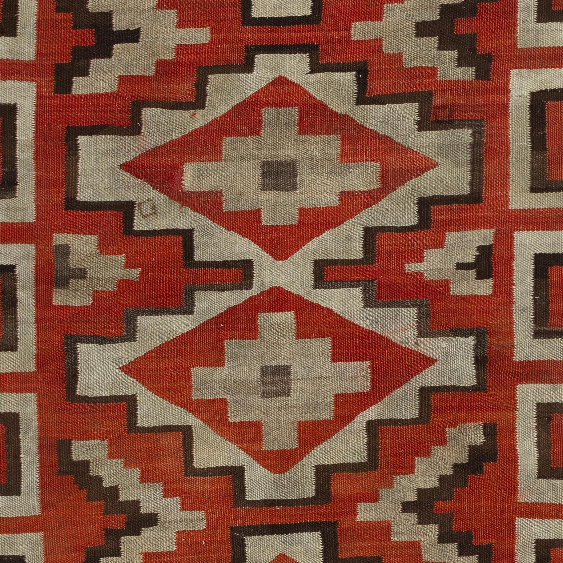Americano Tappeto antico Navajo Ganado 4.5x7 Ft, disegno geometrico rosso e avorio, 1925-1945 ca. in vendita