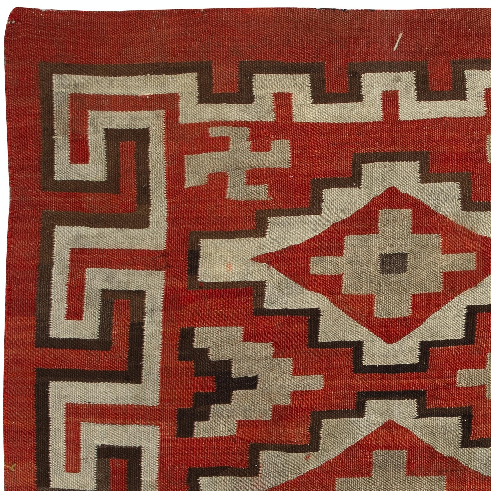 Tessuto a mano Tappeto antico Navajo Ganado 4.5x7 Ft, disegno geometrico rosso e avorio, 1925-1945 ca. in vendita