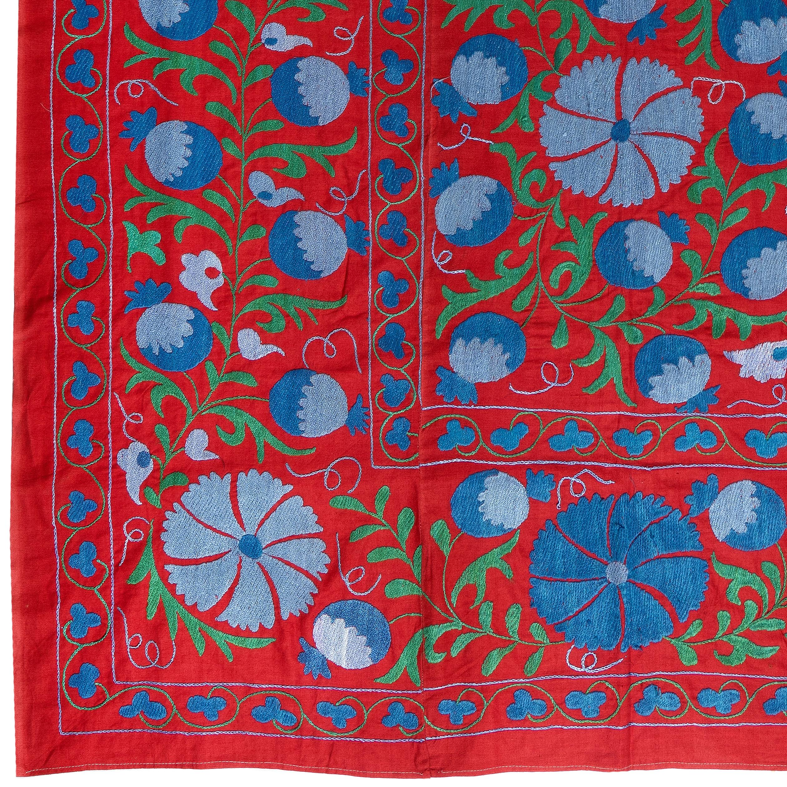 Magnífico Tapiz Suzani Bordado en Seda de 4,5 x 7 pies en rojo, azul y verde finales del siglo XX en venta