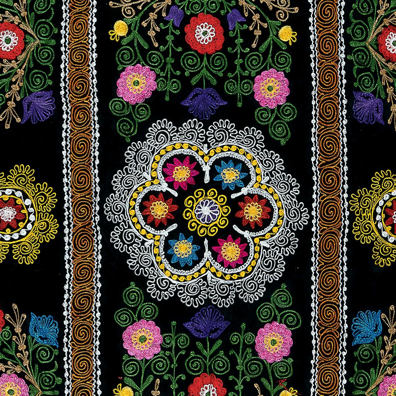 Suzani 4.5x7.4 Ft Silk Embroidery Bed Cover, Black Wall Hanging, Vintage Uzbek Tapestry en vente
