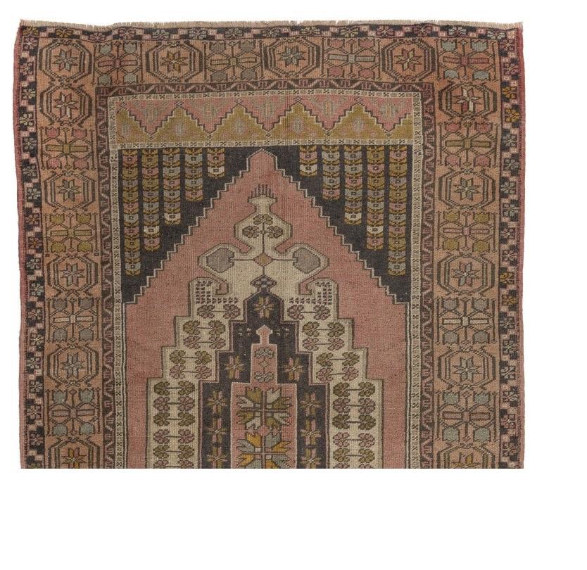 Tapis turc vintage des années 1960, finement noué à la main, présentant un motif de médaillon géométrique. Le tapis a même des poils bas en laine sur une base en coton. Il est lourd et repose à plat sur le sol, en très bon état et sans problème. Il