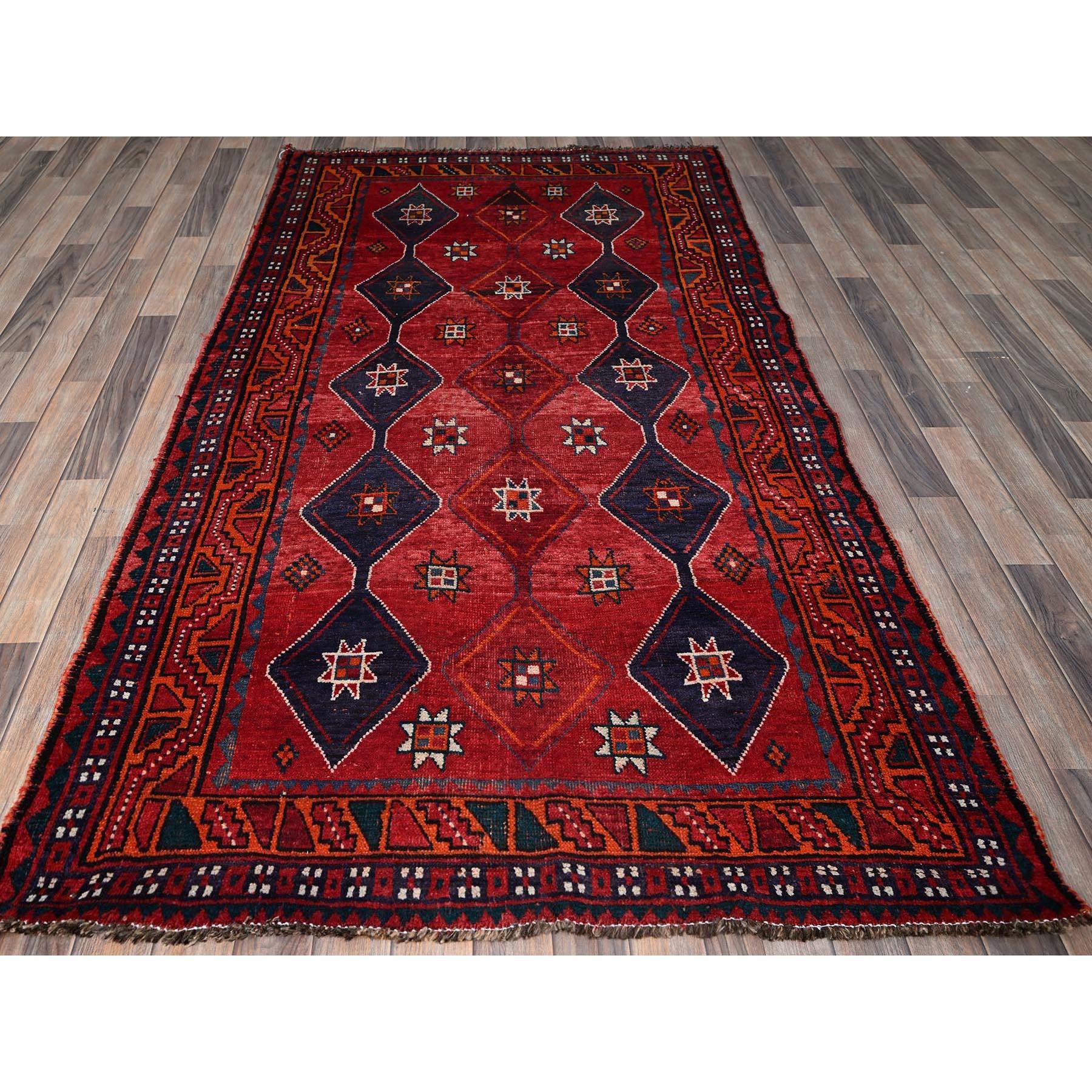 Angels Red, Vintage Persian Shiraz mit geometrischem Muster, beschnitten dünn, Null Flor, Seiten und Enden professionell gesichert, sauber, handgeknüpft, reine Wolle, Orientteppich
Primäre MATERIALIEN: Wolle
Latex: Kein Flor 
Höhe: 0,25 Zoll
Stil:
