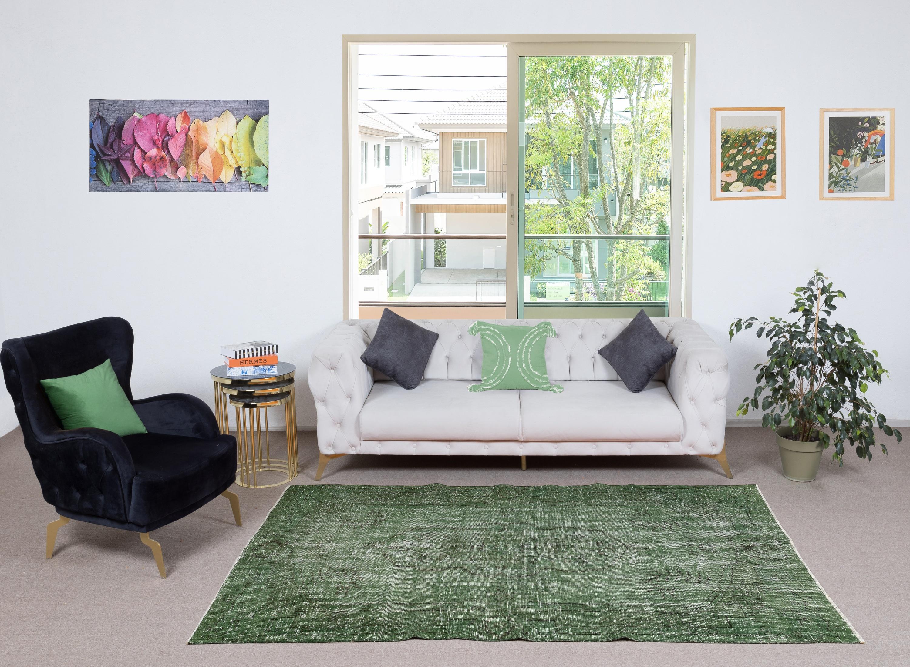 Unsere gefärbten Teppiche sind allesamt handgeknüpfte türkische Vintage-Teppiche, die in unserer Werkstatt sorgfältig restauriert und neu gestaltet wurden, damit sie zu einer breiten Palette von Einrichtungsstilen passen - von modern und