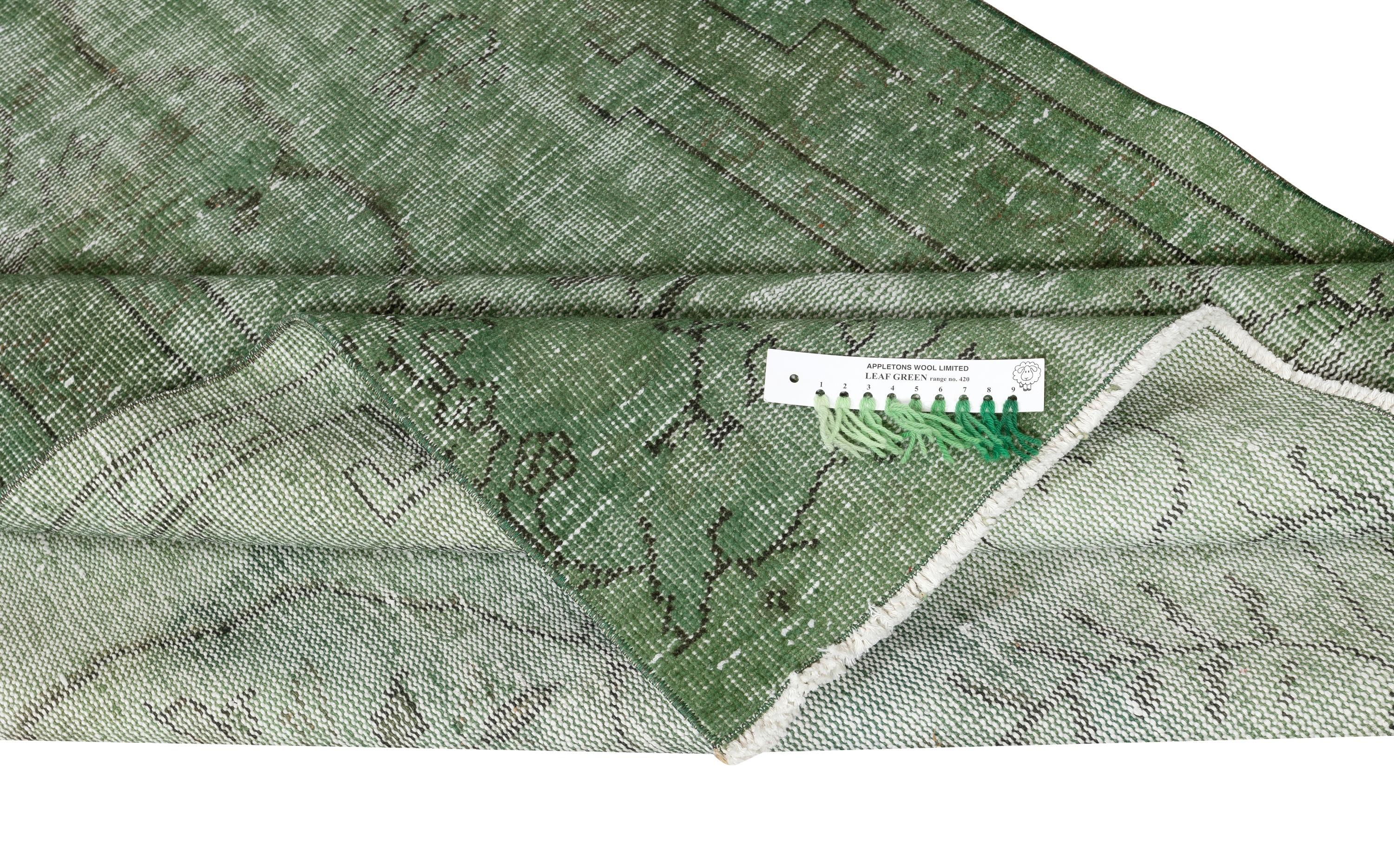 4.5x8.3 Ft Handgefertigter Türkischer Teppich. Grüner überfärbter Vintage-Teppich für modernes Zuhause (Moderne) im Angebot