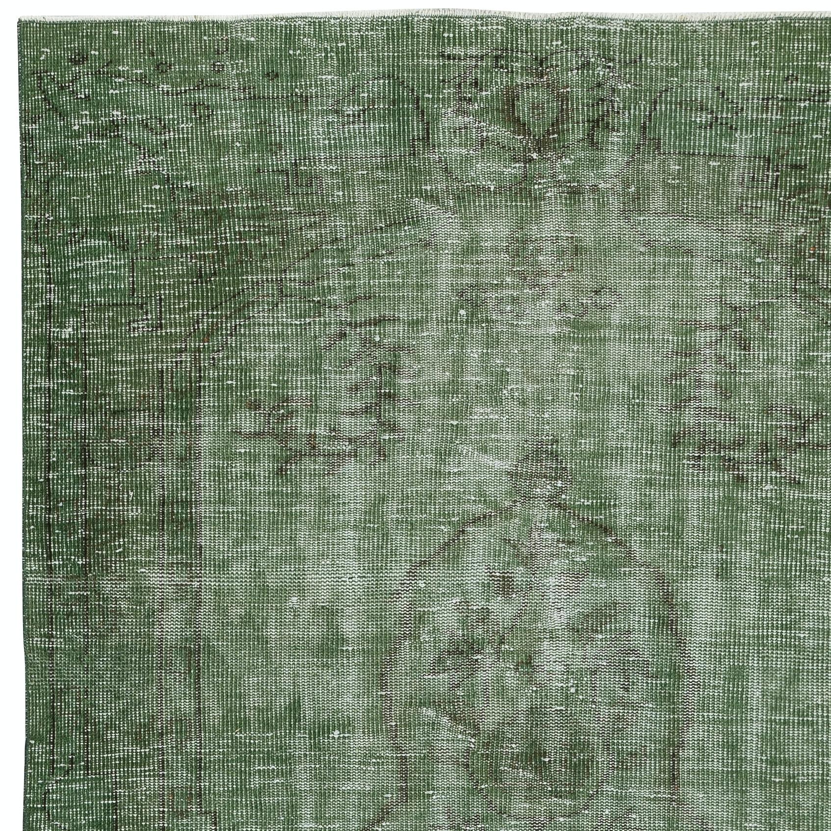 4.5x8.3 Ft Handgefertigter Türkischer Teppich. Grüner überfärbter Vintage-Teppich für modernes Zuhause im Zustand „Gut“ im Angebot in Spring Valley, NY